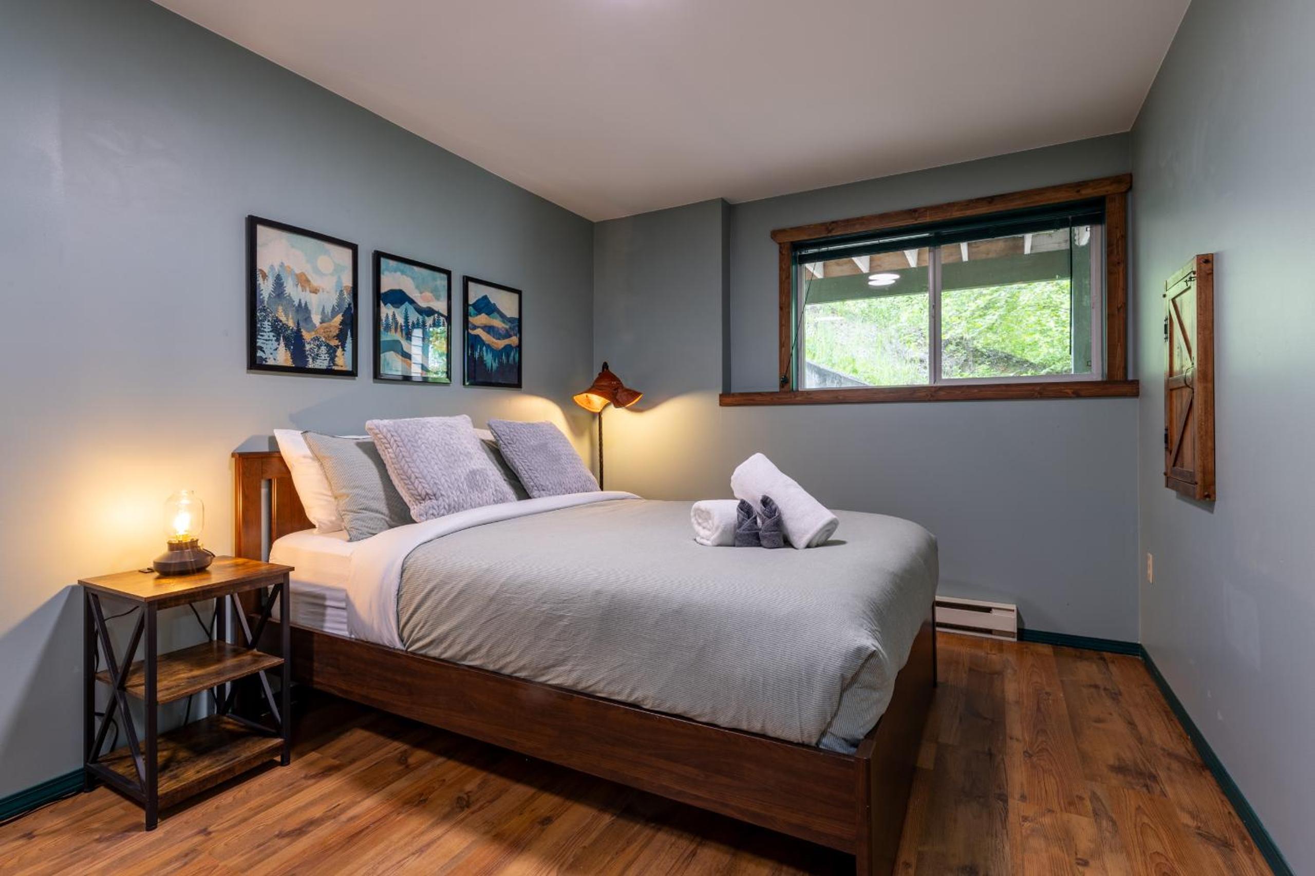 Golden Vacations - 2mins to Town, AC  Sauna, Self Check-in, Full Kitchen, Free Laundry  Parking, Family Pet Friendly, Comfortably Sleeps Up To 10 - Property Image 96