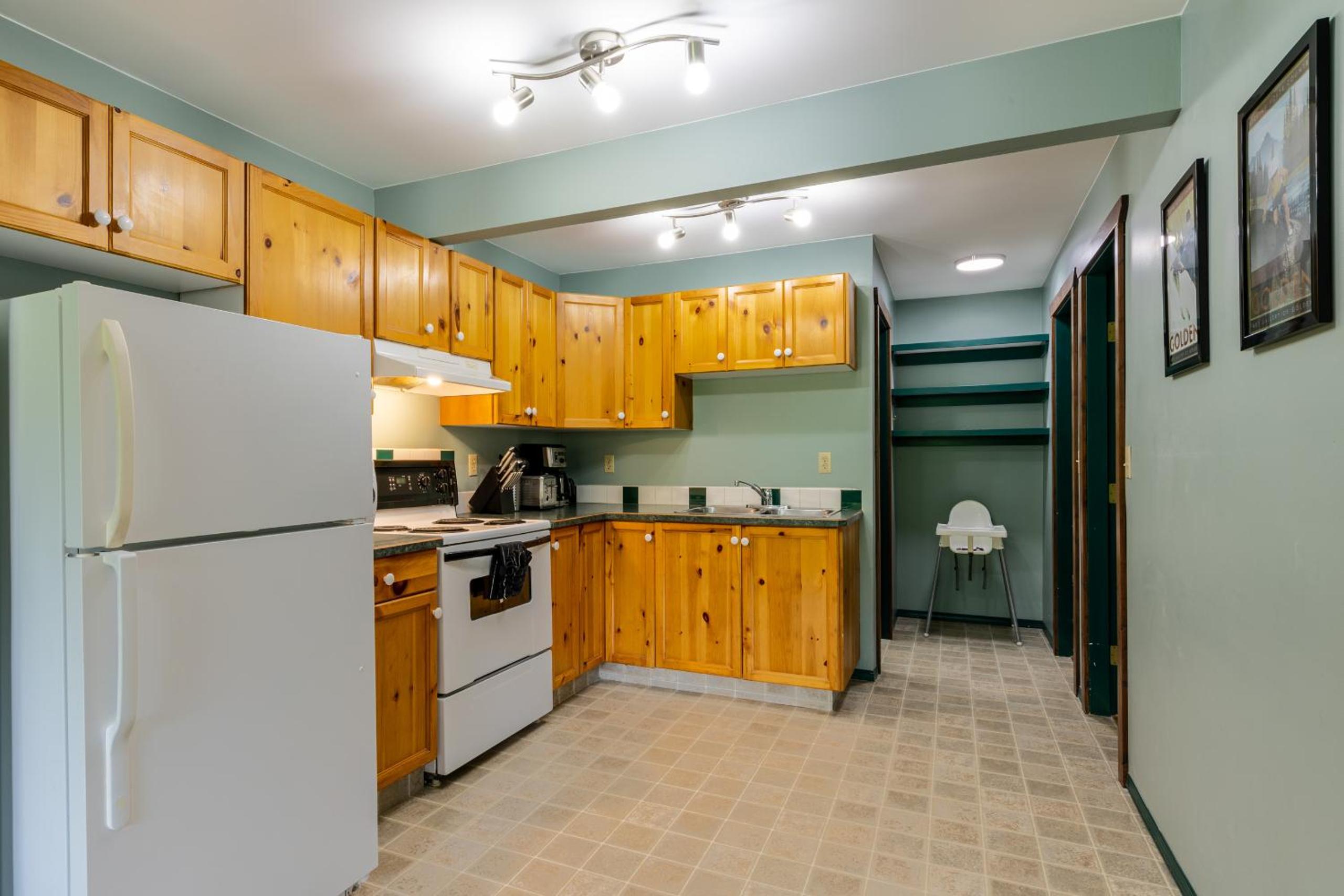 Golden Vacations - 2mins to Town, AC  Sauna, Self Check-in, Full Kitchen, Free Laundry  Parking, Family Pet Friendly, Comfortably Sleeps Up To 10 - Property Image 97