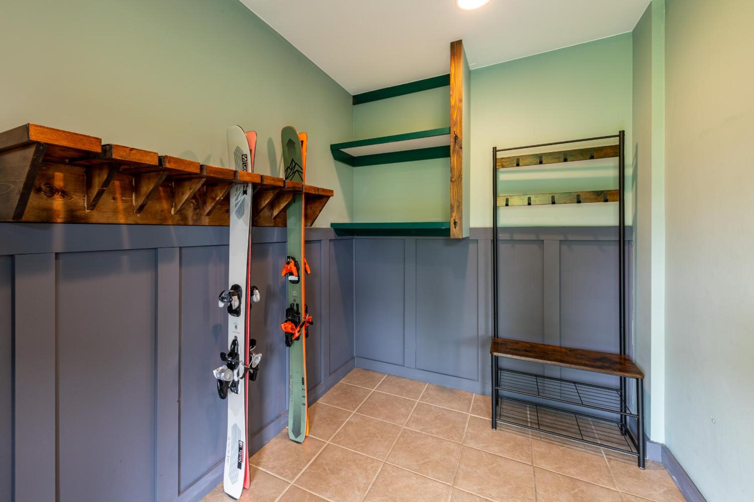 Golden Vacations - 2mins to Town, AC  Sauna, Self Check-in, Full Kitchen, Free Laundry  Parking, Family Pet Friendly, Comfortably Sleeps Up To 10 - Property Image 95