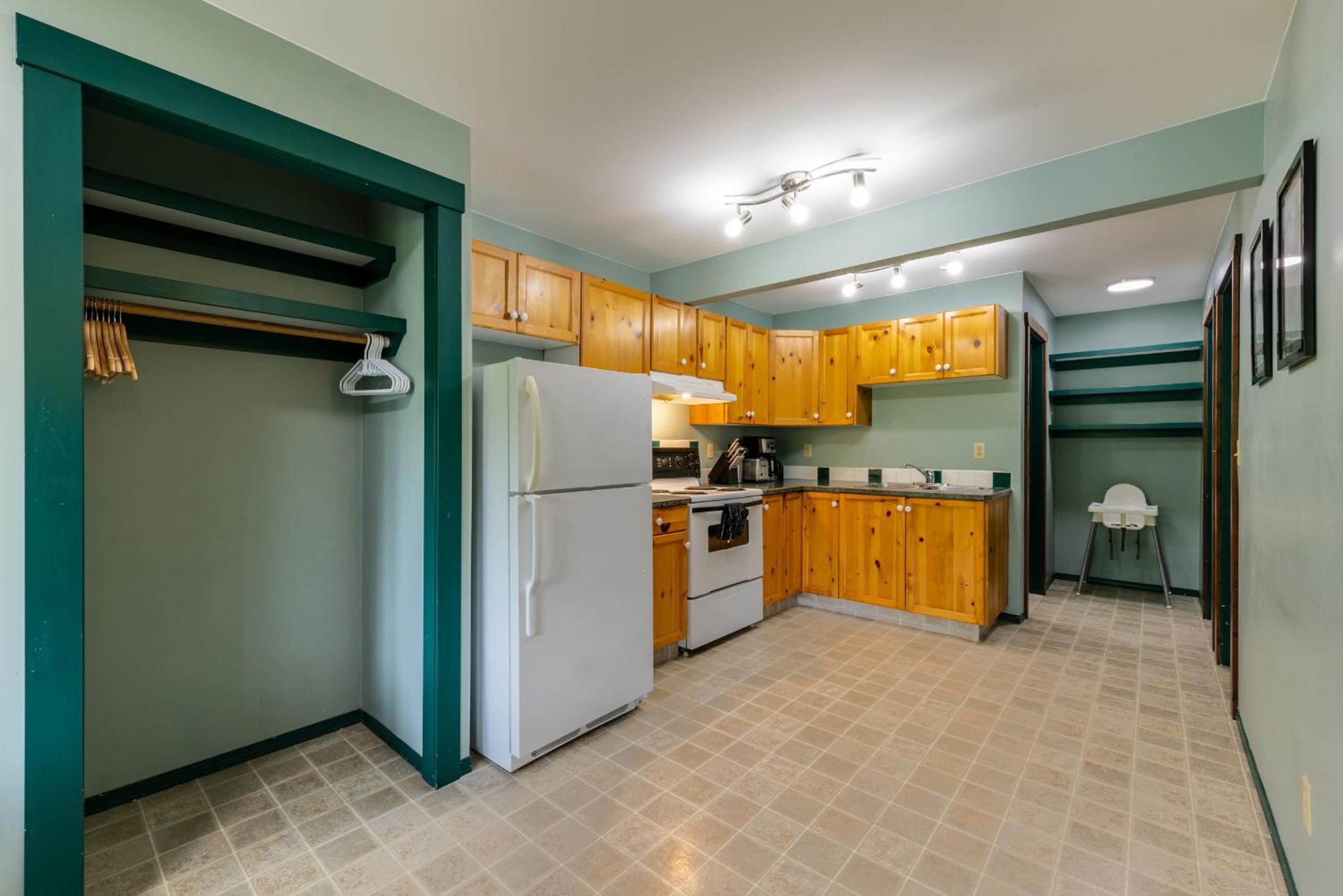 Golden Vacations - 2mins to Town, AC  Sauna, Self Check-in, Full Kitchen, Free Laundry  Parking, Family Pet Friendly, Comfortably Sleeps Up To 10 - Property Image 94