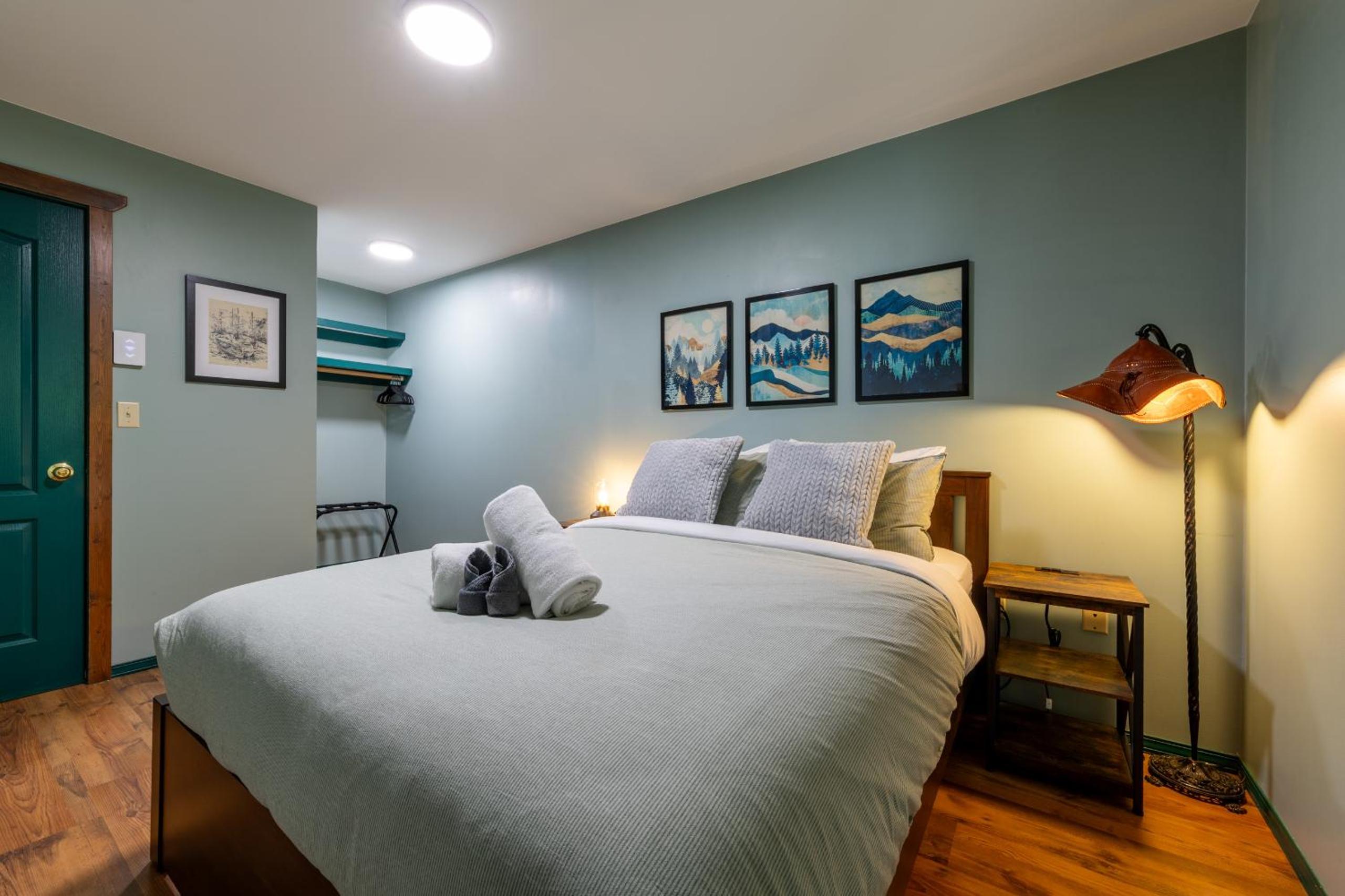 Golden Vacations - 2mins to Town, AC  Sauna, Self Check-in, Full Kitchen, Free Laundry  Parking, Family Pet Friendly, Comfortably Sleeps Up To 10 - Property Image 2