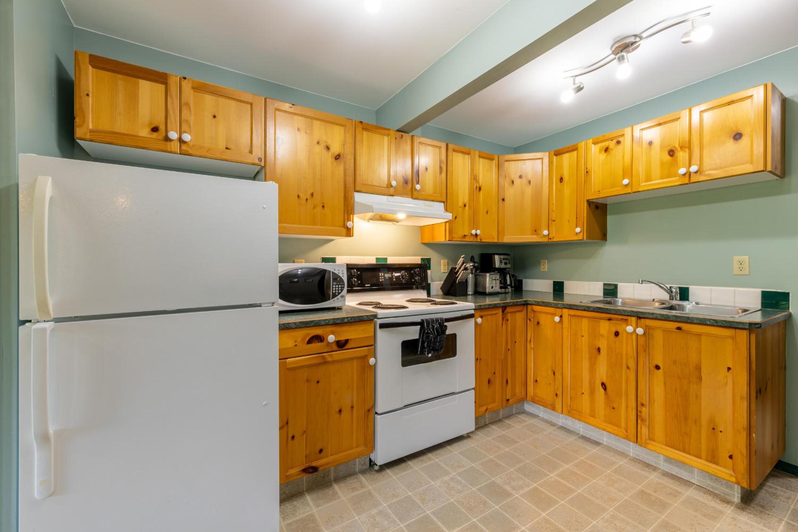 Golden Vacations - 2mins to Town, AC  Sauna, Self Check-in, Full Kitchen, Free Laundry  Parking, Family Pet Friendly, Comfortably Sleeps Up To 10 - Property Image 6