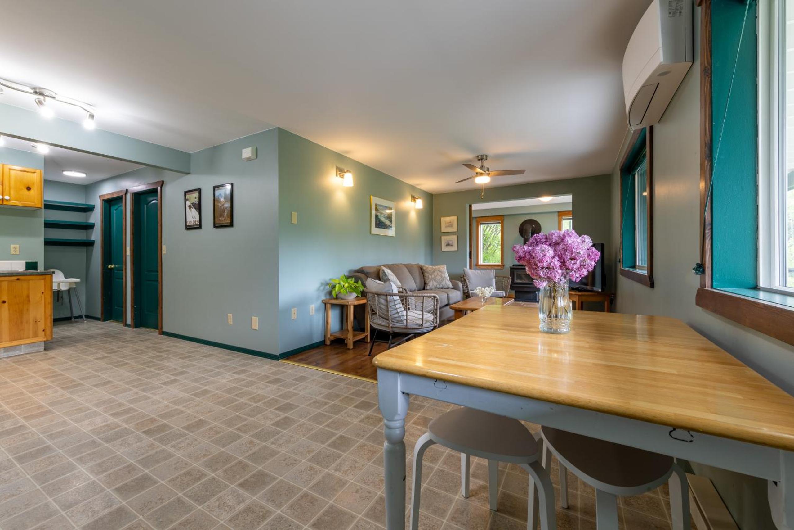 Golden Vacations - 2mins to Town, AC  Sauna, Self Check-in, Full Kitchen, Free Laundry  Parking, Family Pet Friendly, Comfortably Sleeps Up To 10 - Property Image 99