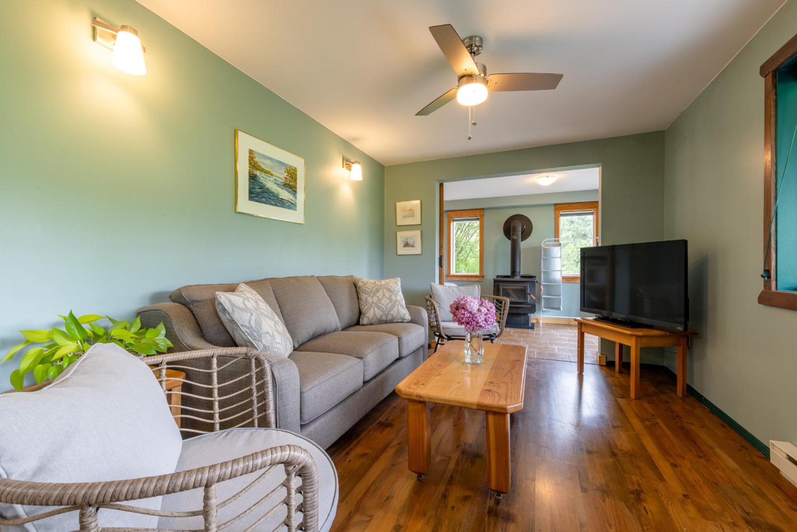 Golden Vacations - 2mins to Town, AC  Sauna, Self Check-in, Full Kitchen, Free Laundry  Parking, Family Pet Friendly, Comfortably Sleeps Up To 10 - Property Image 109