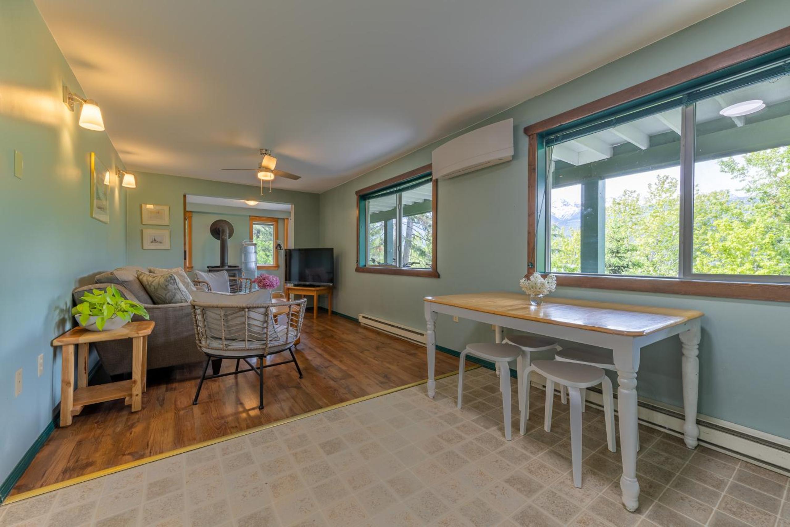 Golden Vacations - 2mins to Town, AC  Sauna, Self Check-in, Full Kitchen, Free Laundry  Parking, Family Pet Friendly, Comfortably Sleeps Up To 10 - Property Image 103