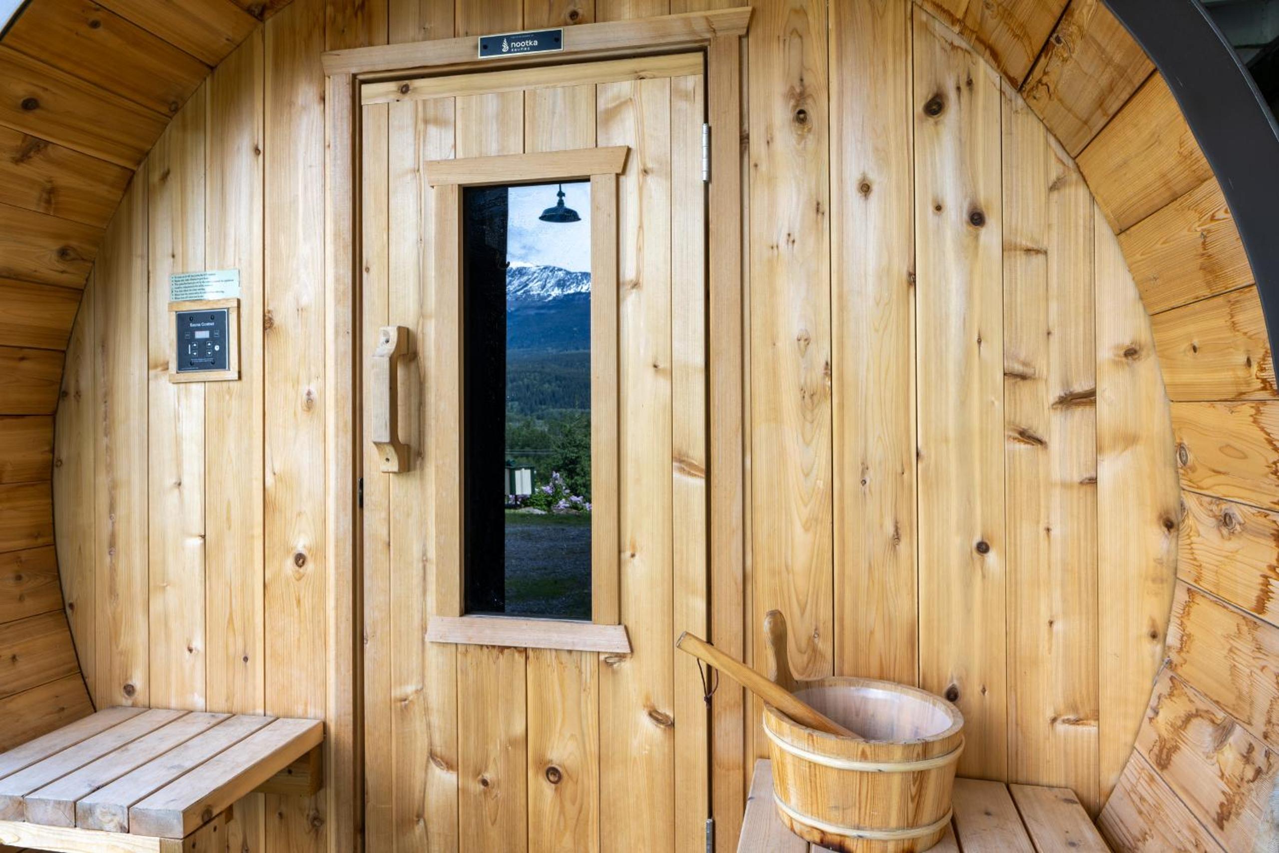 Golden Vacations - 2mins to Town, AC  Sauna, Self Check-in, Full Kitchen, Free Laundry  Parking, Family Pet Friendly, Comfortably Sleeps Up To 10 - Property Image 3