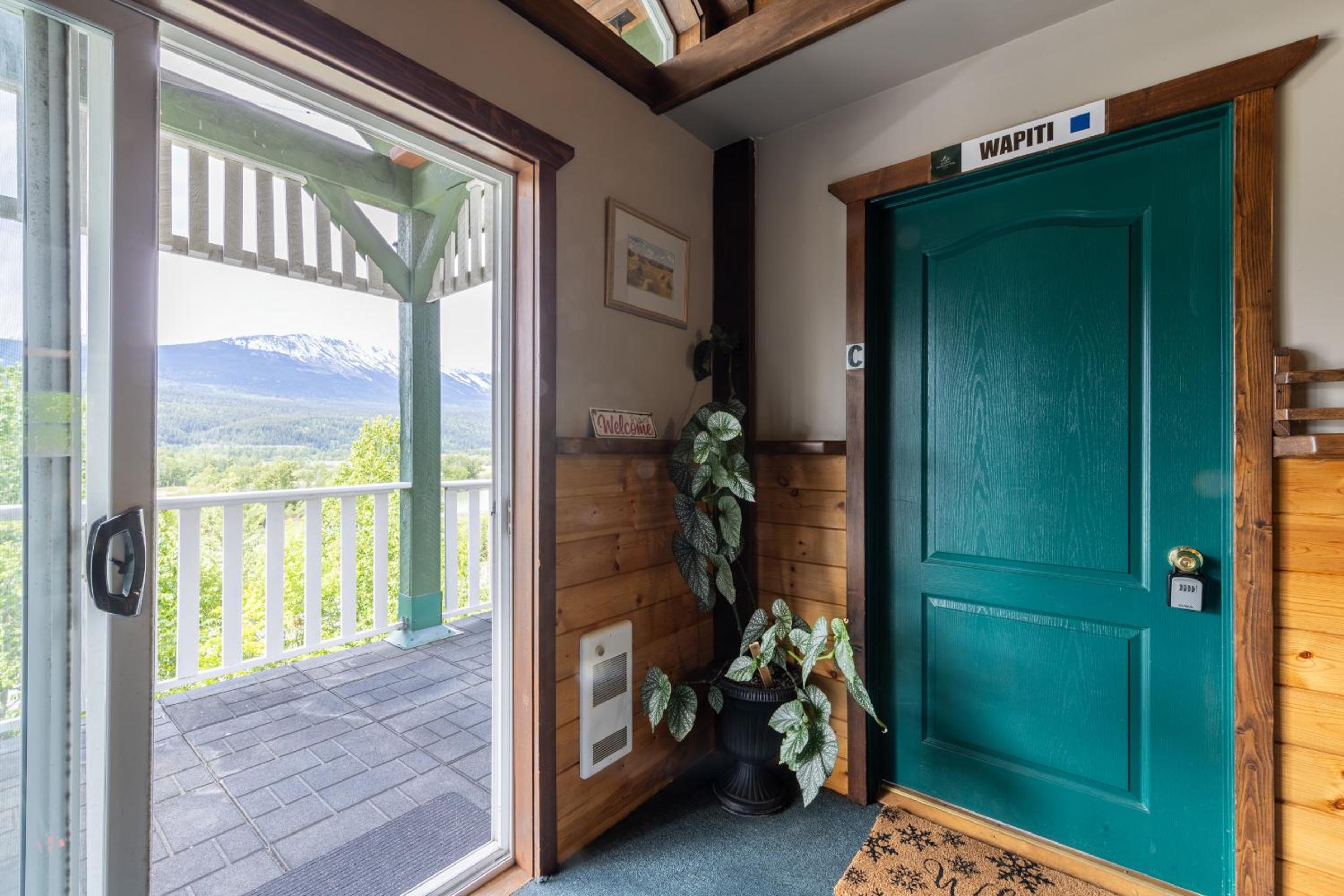 Golden Vacations - 2mins to Town, AC  Sauna, Self Check-in, Full Kitchen, Free Laundry  Parking, Family Pet Friendly, Comfortably Sleeps Up To 10 - Property Image 101