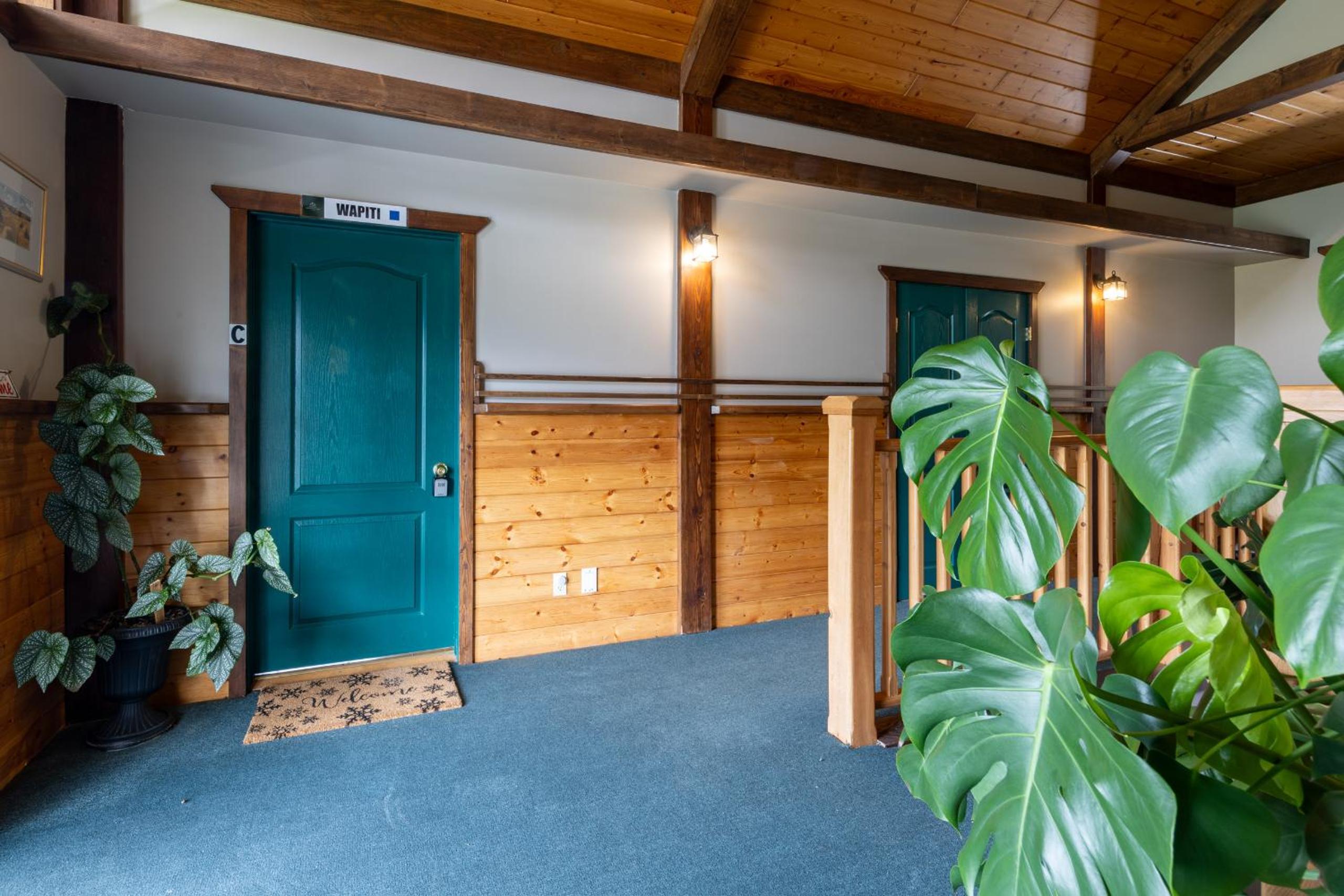 Golden Vacations - 2mins to Town, AC  Sauna, Self Check-in, Full Kitchen, Free Laundry  Parking, Family Pet Friendly, Comfortably Sleeps Up To 10 - Property Image 100