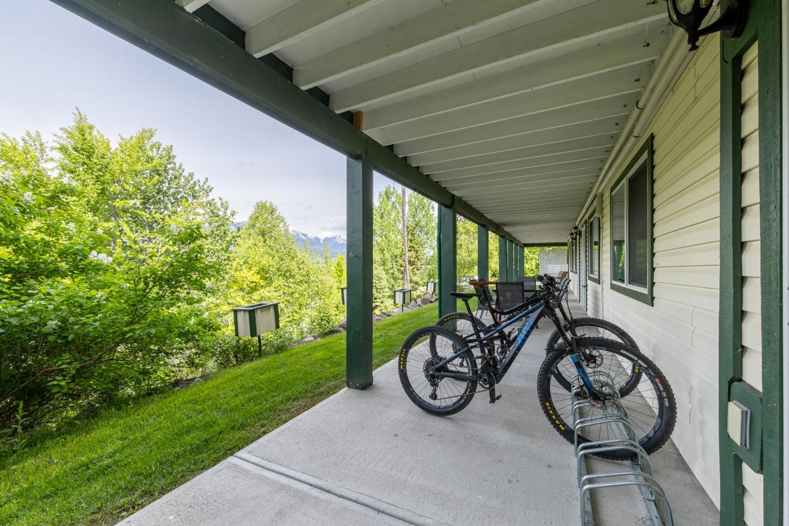 Golden Vacations - 2mins to Town, AC  Sauna, Self Check-in, Full Kitchen, Free Laundry  Parking, Family Pet Friendly, Comfortably Sleeps Up To 10 - Property Image 104