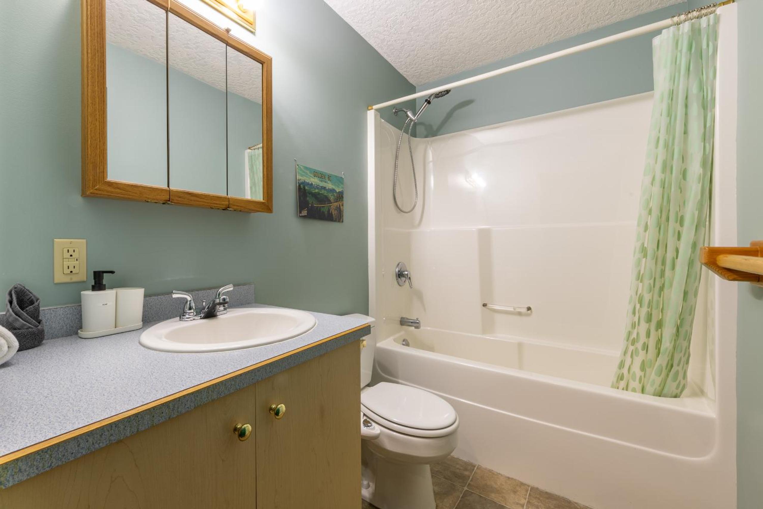 Golden Vacations - 2mins to Town, AC  Sauna, Self Check-in, Full Kitchen, Free Laundry  Parking, Family Pet Friendly, Comfortably Sleeps Up To 10 - Property Image 107