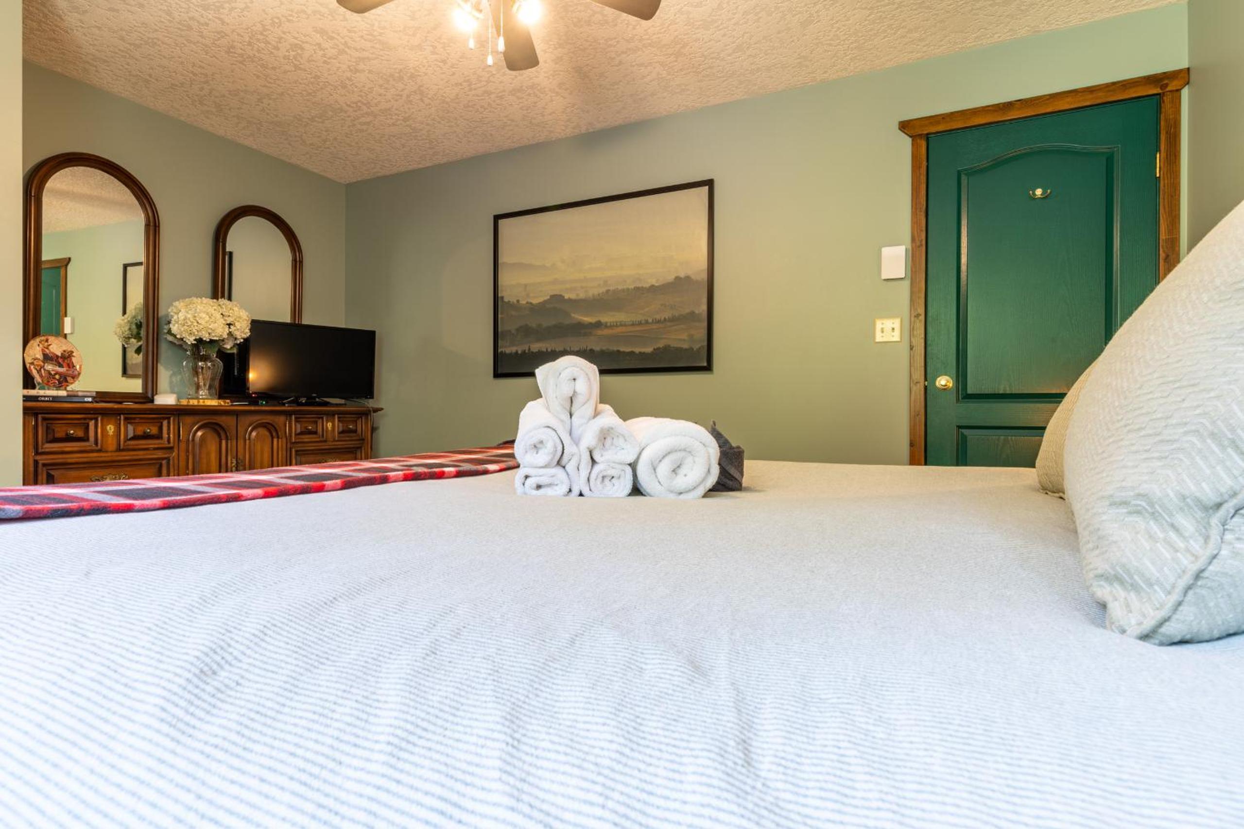 Golden Vacations - 2mins to Town, AC  Sauna, Self Check-in, Full Kitchen, Free Laundry  Parking, Family Pet Friendly, Comfortably Sleeps Up To 10 - Property Image 108