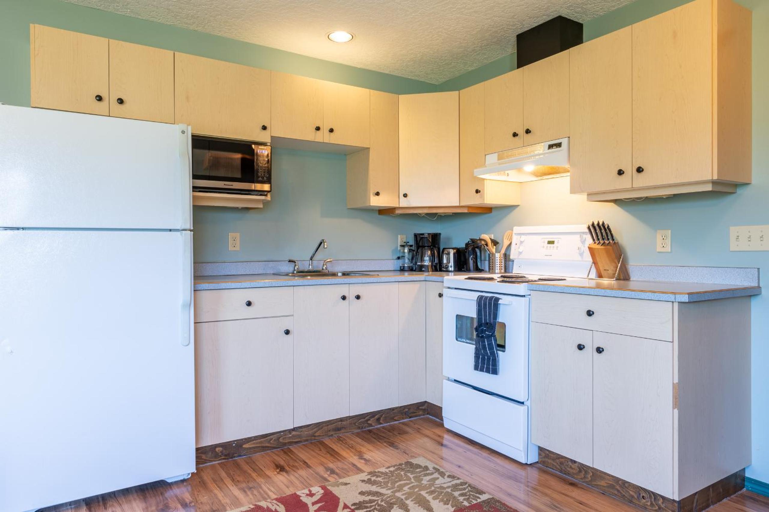 Golden Vacations - 2mins to Town, AC  Sauna, Self Check-in, Full Kitchen, Free Laundry  Parking, Family Pet Friendly, Comfortably Sleeps Up To 10 - Property Image 121