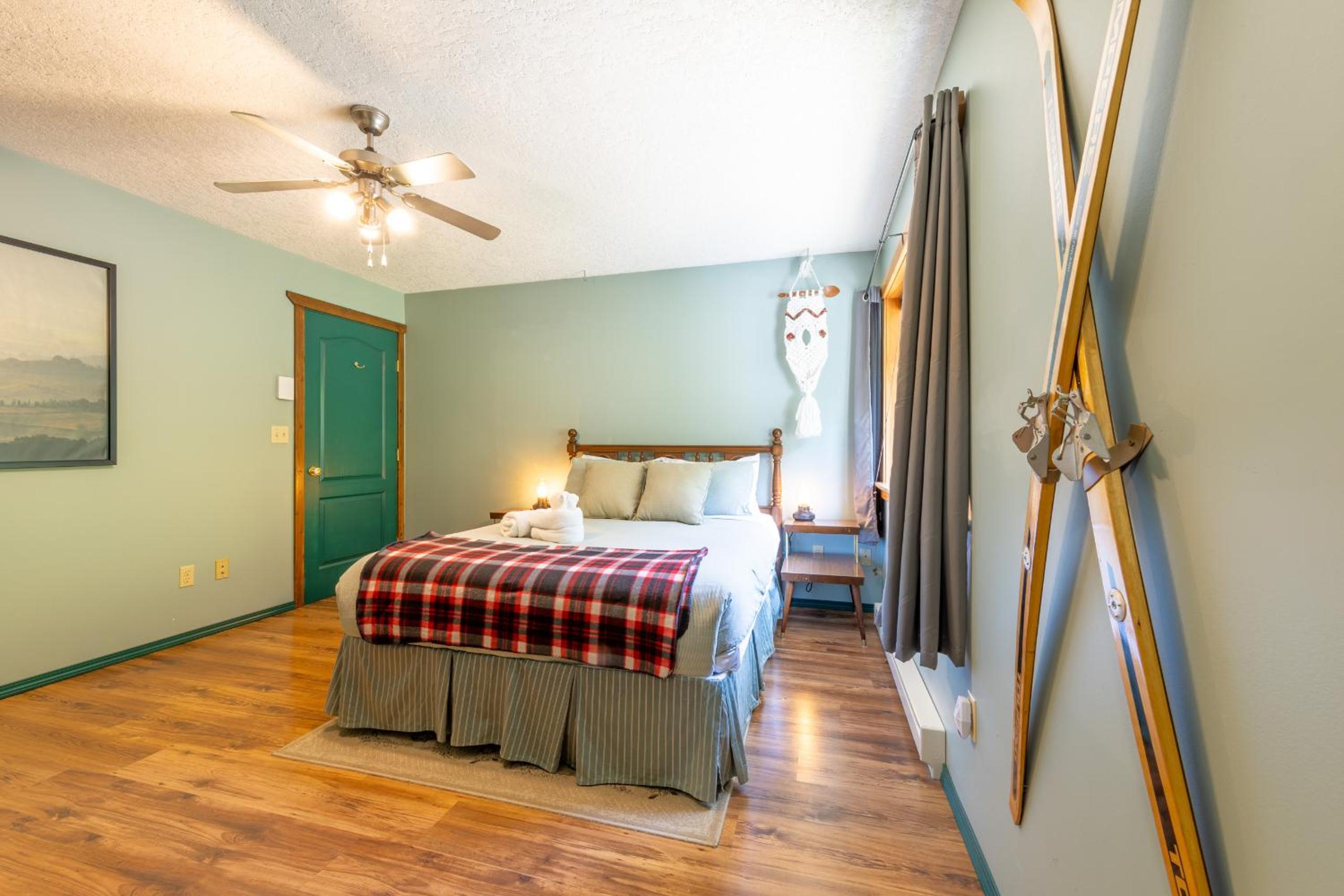 Golden Vacations - 2mins to Town, AC  Sauna, Self Check-in, Full Kitchen, Free Laundry  Parking, Family Pet Friendly, Comfortably Sleeps Up To 10 - Property Image 120