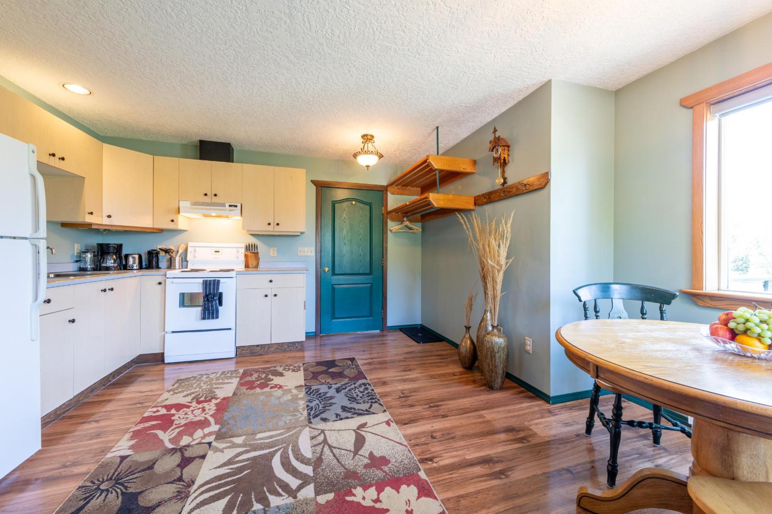 Golden Vacations - 2mins to Town, AC  Sauna, Self Check-in, Full Kitchen, Free Laundry  Parking, Family Pet Friendly, Comfortably Sleeps Up To 10 - Property Image 112