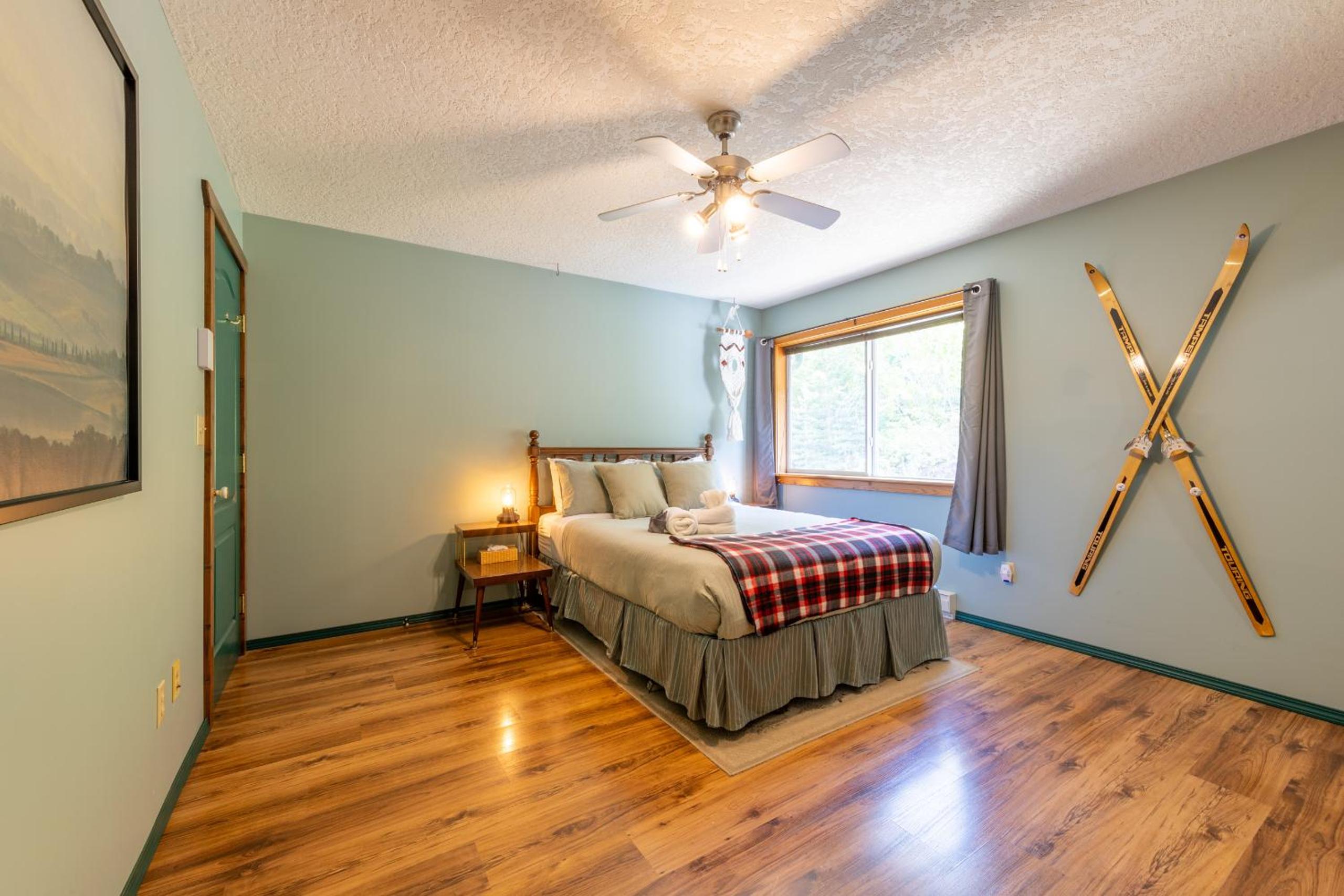Golden Vacations - 2mins to Town, AC  Sauna, Self Check-in, Full Kitchen, Free Laundry  Parking, Family Pet Friendly, Comfortably Sleeps Up To 10 - Property Image 113