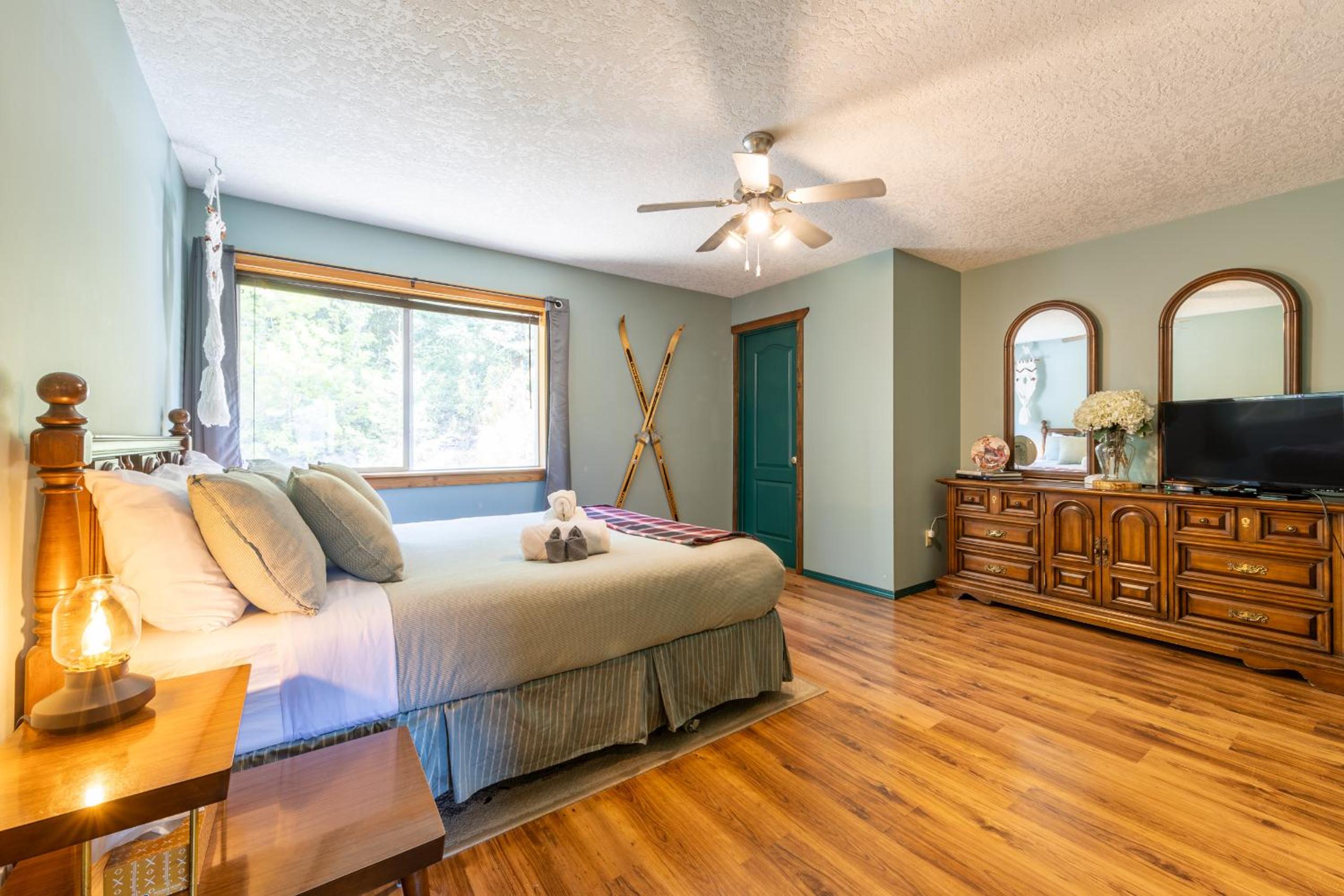 Golden Vacations - 2mins to Town, AC  Sauna, Self Check-in, Full Kitchen, Free Laundry  Parking, Family Pet Friendly, Comfortably Sleeps Up To 10 - Property Image 116