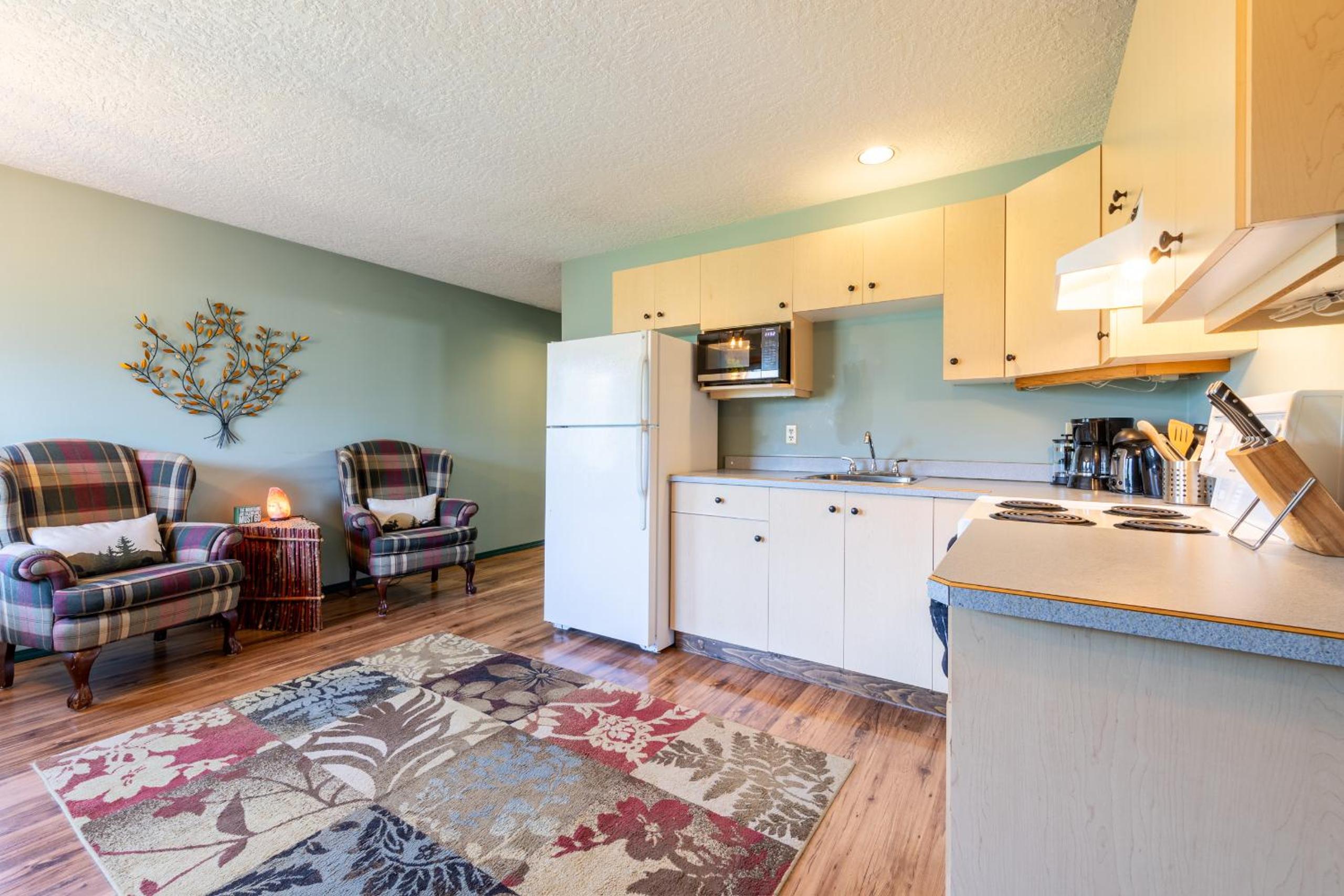 Golden Vacations - 2mins to Town, AC  Sauna, Self Check-in, Full Kitchen, Free Laundry  Parking, Family Pet Friendly, Comfortably Sleeps Up To 10 - Property Image 119