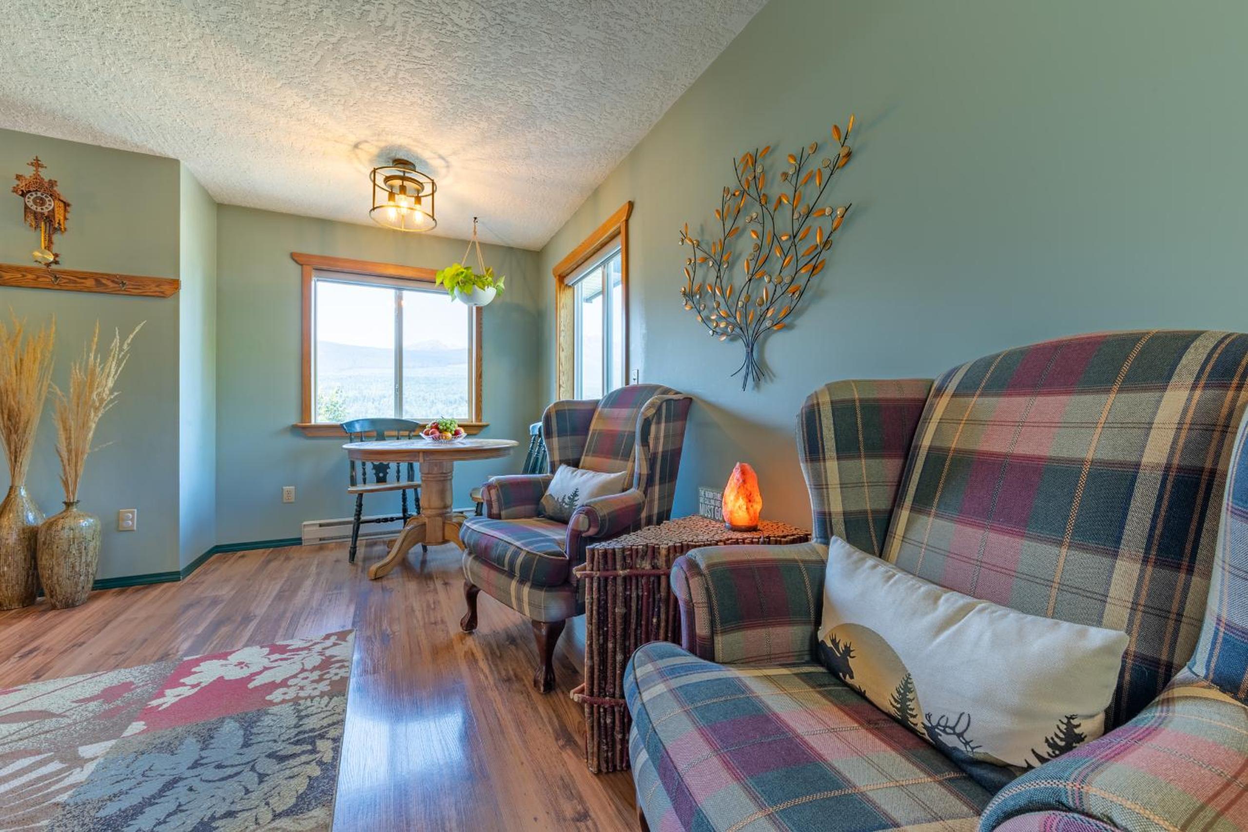Golden Vacations - 2mins to Town, AC  Sauna, Self Check-in, Full Kitchen, Free Laundry  Parking, Family Pet Friendly, Comfortably Sleeps Up To 10 - Property Image 111