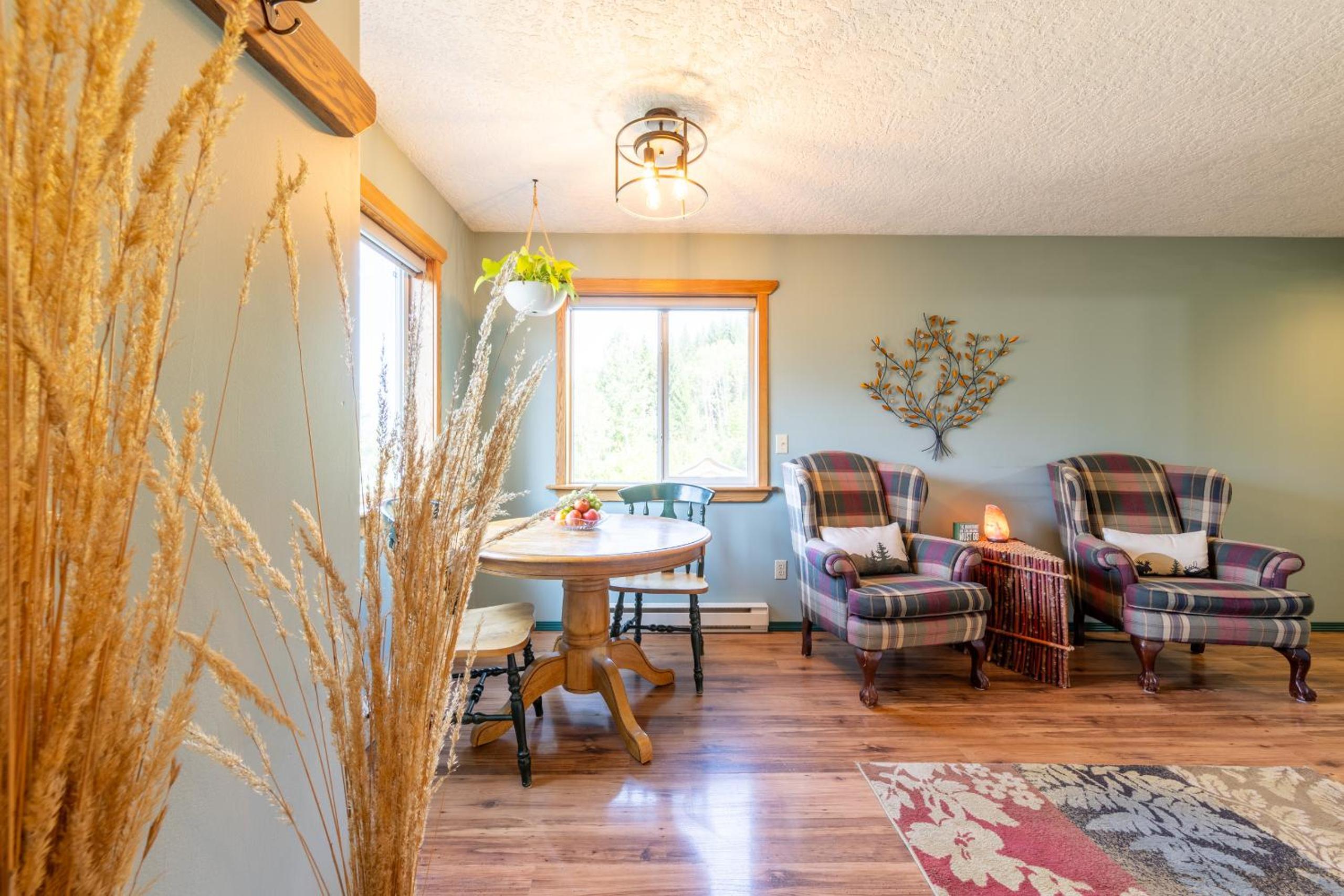 Golden Vacations - 2mins to Town, AC  Sauna, Self Check-in, Full Kitchen, Free Laundry  Parking, Family Pet Friendly, Comfortably Sleeps Up To 10 - Property Image 115