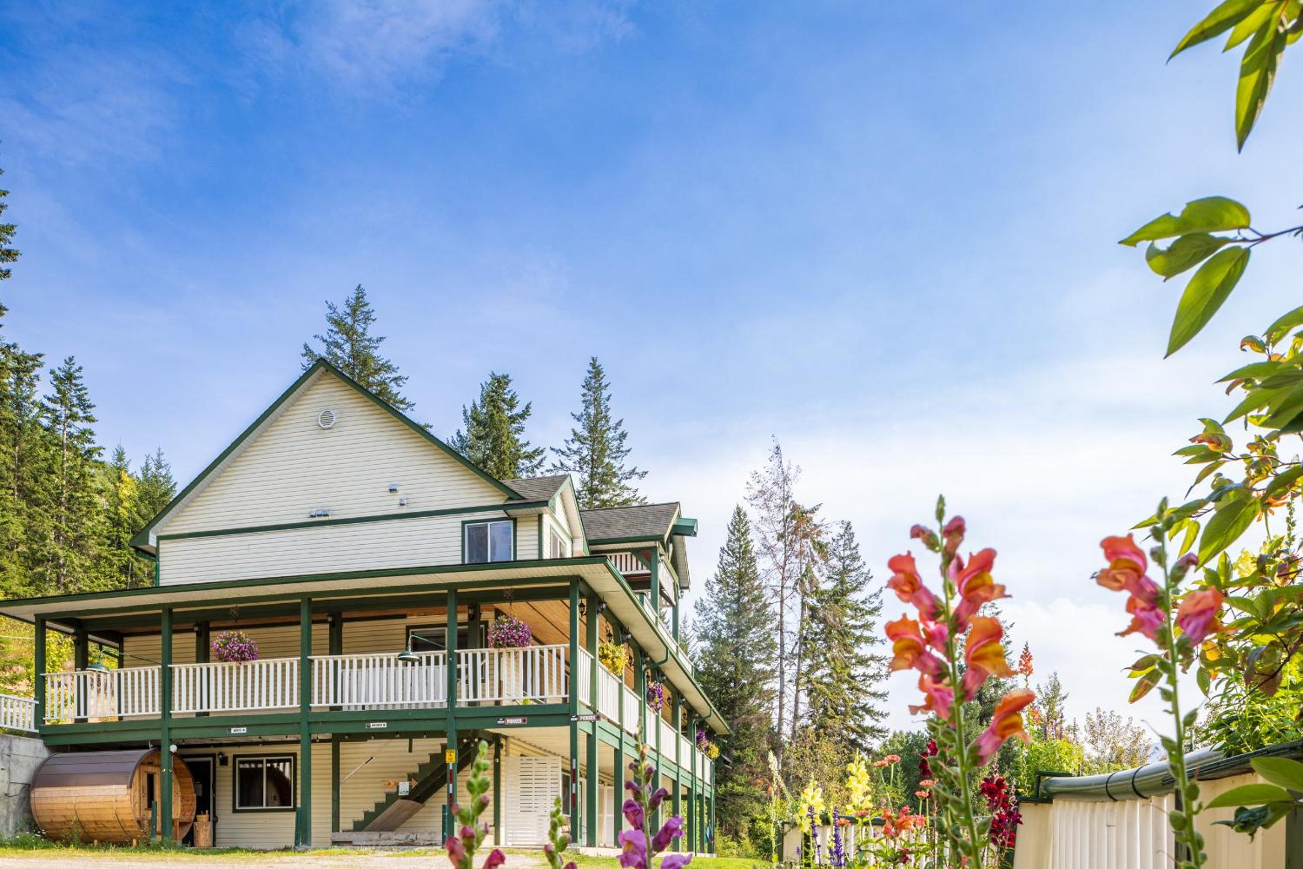 Golden Vacations - 2mins to Town, AC  Sauna, Self Check-in, Full Kitchen, Free Laundry  Parking, Family Pet Friendly, Comfortably Sleeps Up To 10 - Property Image 114