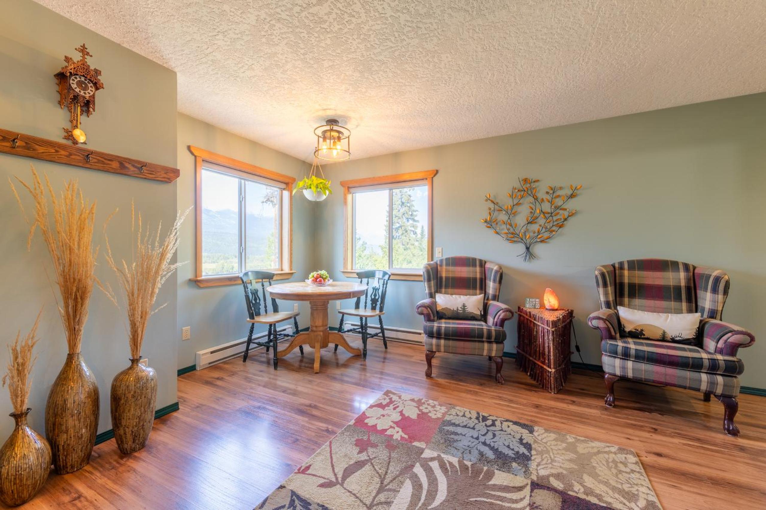 Golden Vacations - 2mins to Town, AC  Sauna, Self Check-in, Full Kitchen, Free Laundry  Parking, Family Pet Friendly, Comfortably Sleeps Up To 10 - Property Image 5