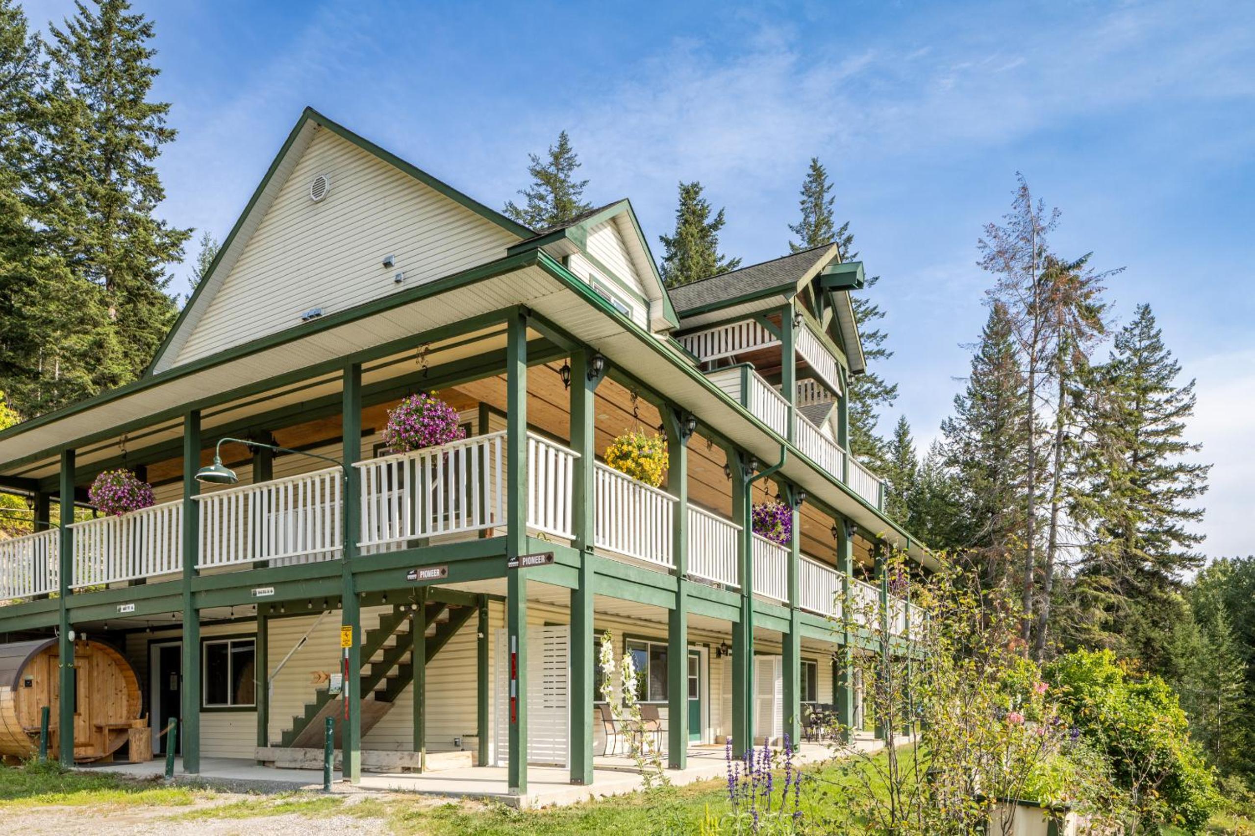 Golden Vacations - 2mins to Town, AC  Sauna, Self Check-in, Full Kitchen, Free Laundry  Parking, Family Pet Friendly, Comfortably Sleeps Up To 10 - Property Image 1