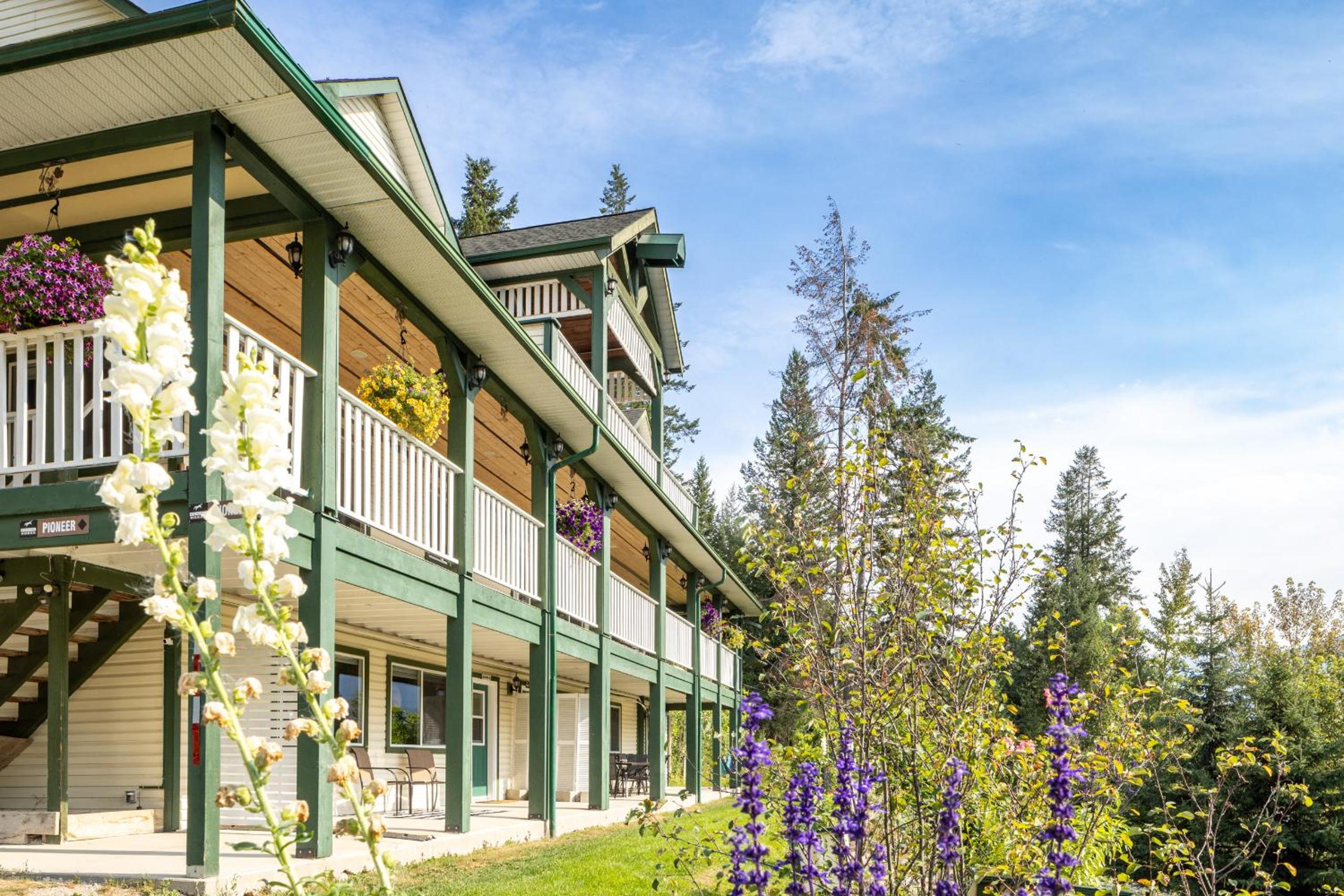 Golden Vacations - 2mins to Town, AC  Sauna, Self Check-in, Full Kitchen, Free Laundry  Parking, Family Pet Friendly, Comfortably Sleeps Up To 10 - Property Image 11