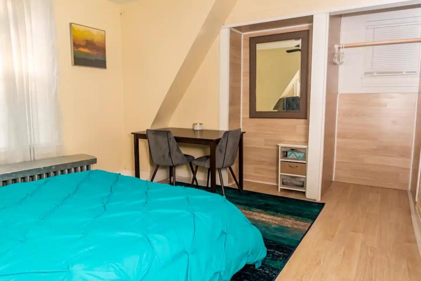 Exquisite Rogers Park 1 bedroom, 1 bath Apartment Near Evanston view 3