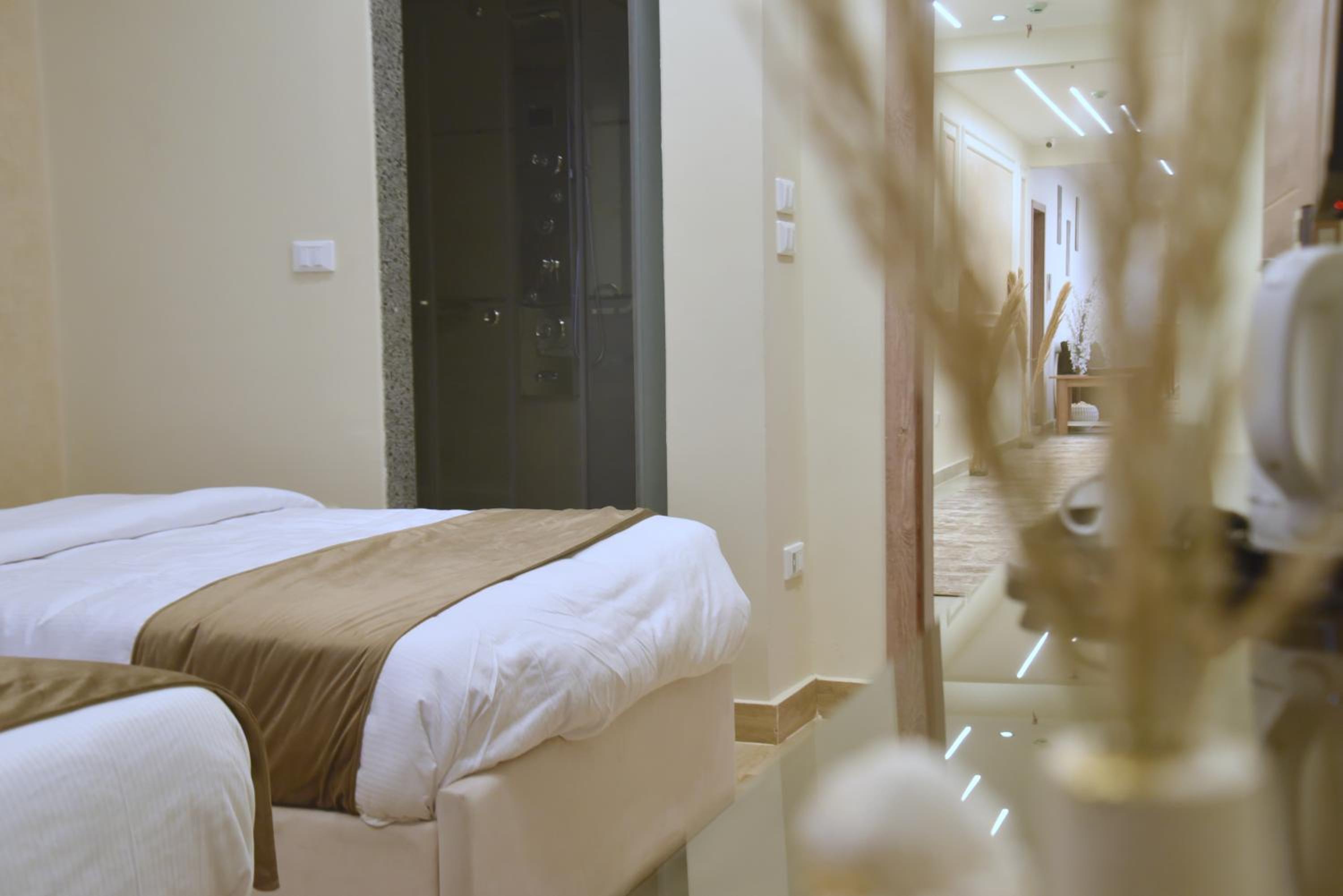 Pyramids Wonders Hotel