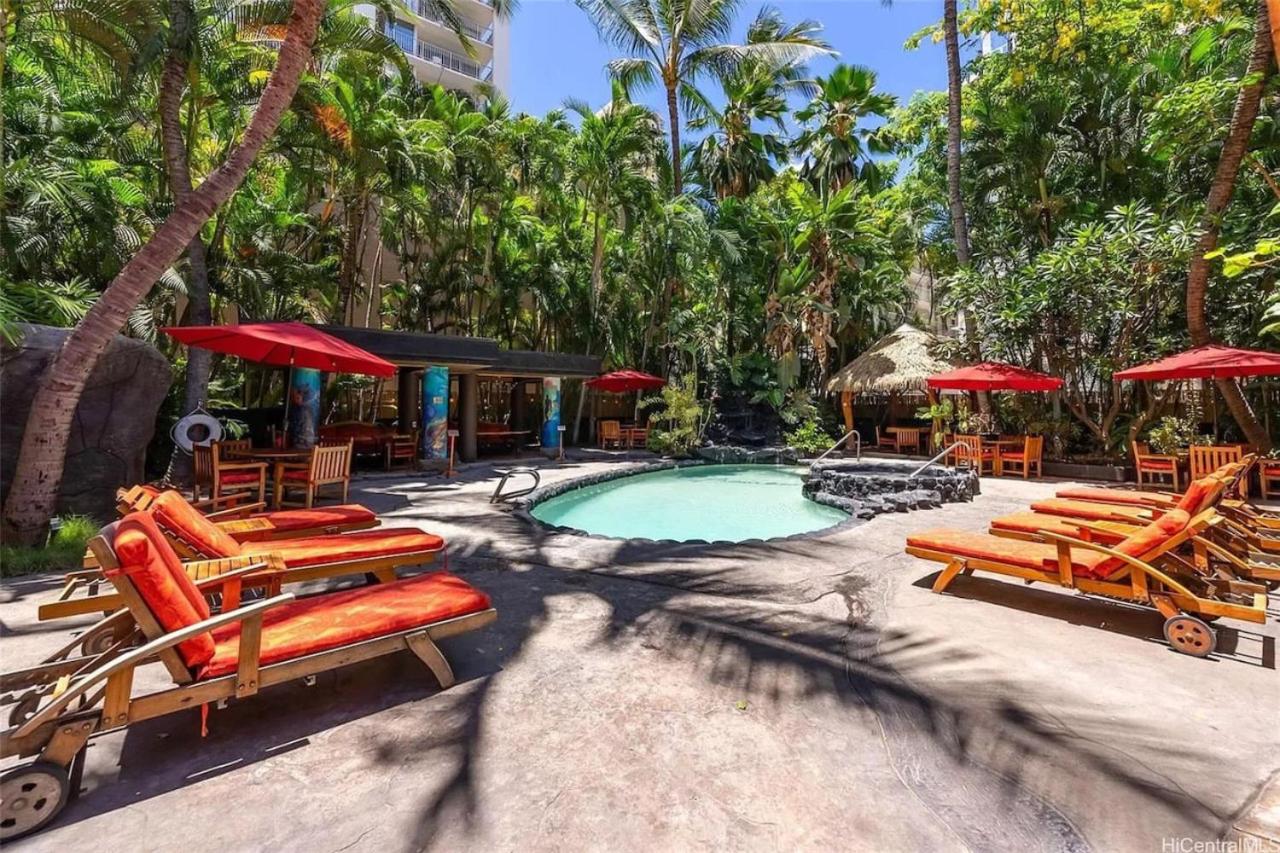 Hawaiian Oasis in Waikiki