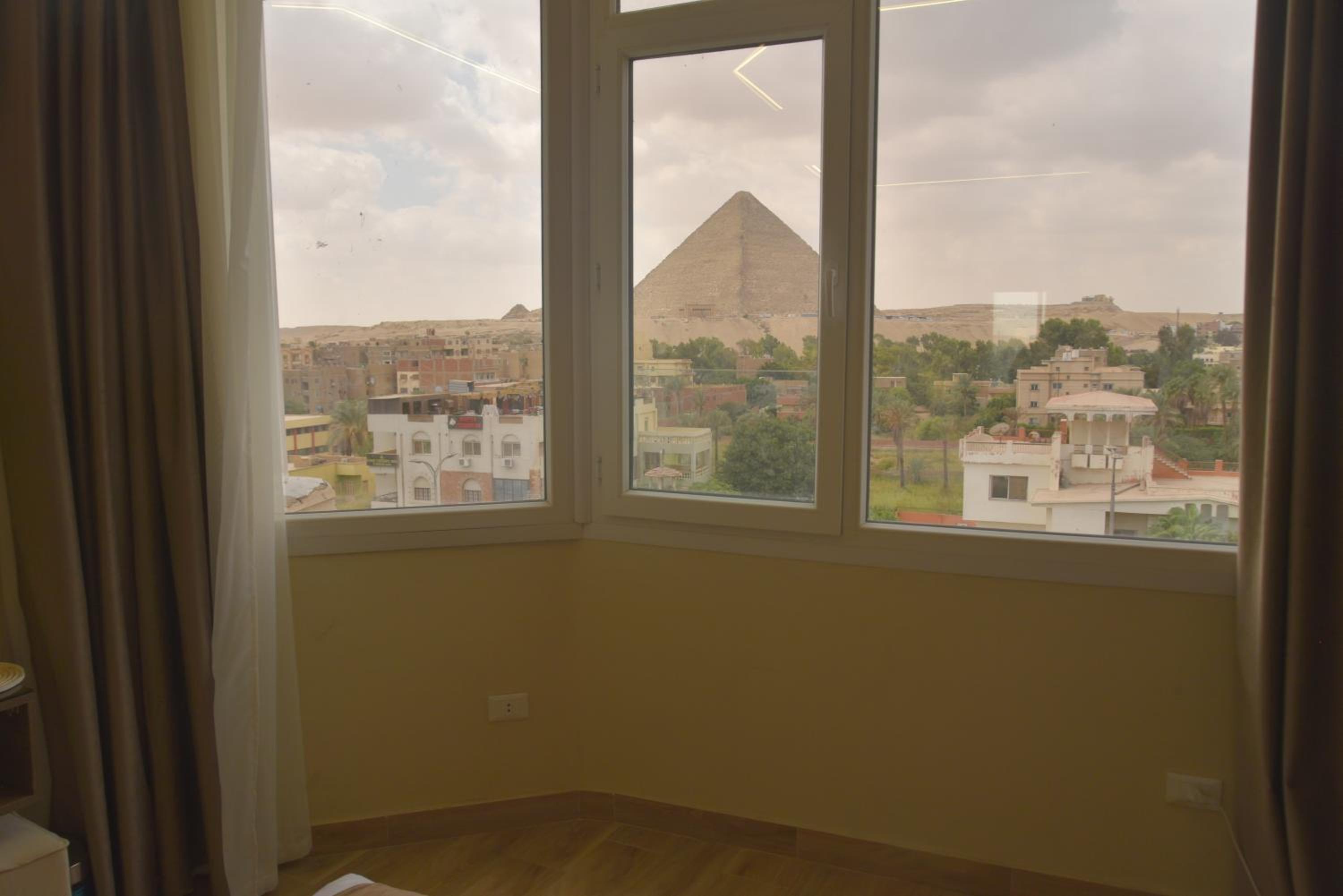 Pyramids Wonders Hotel