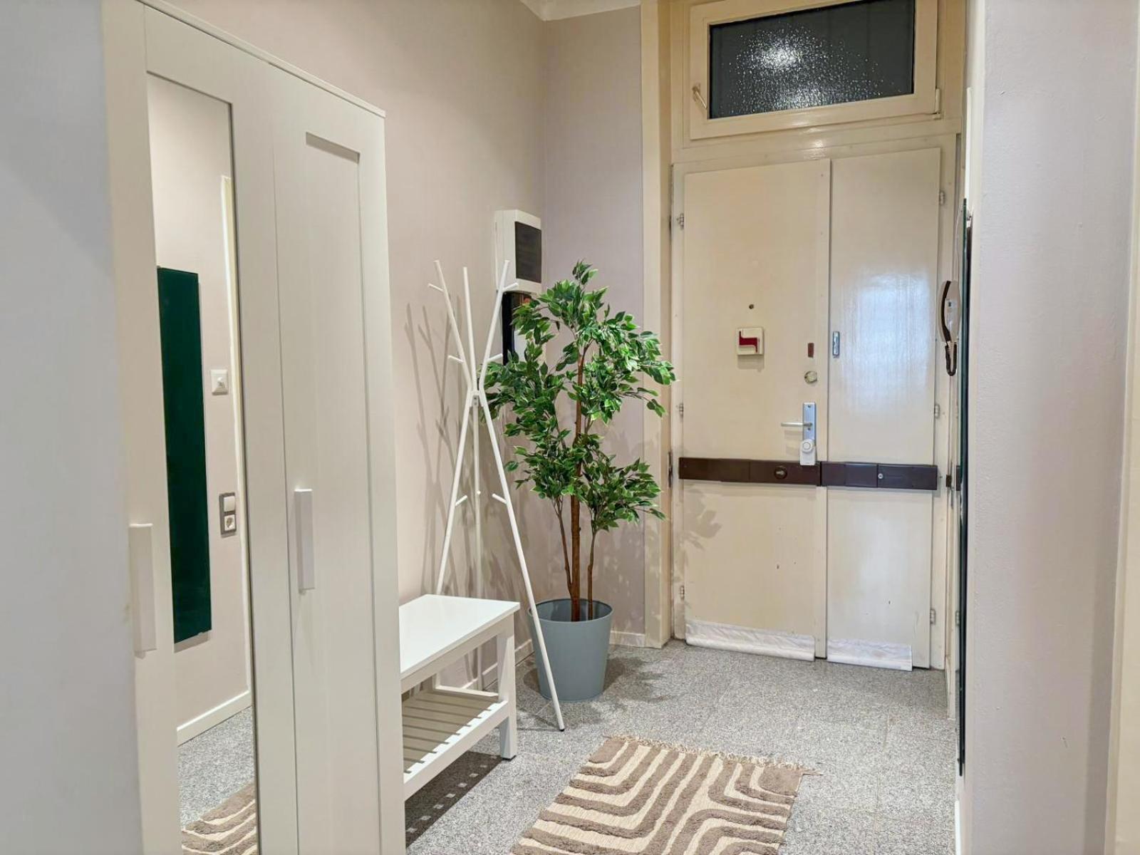 Spacious and Near Metro, Perfect for Groups of 14