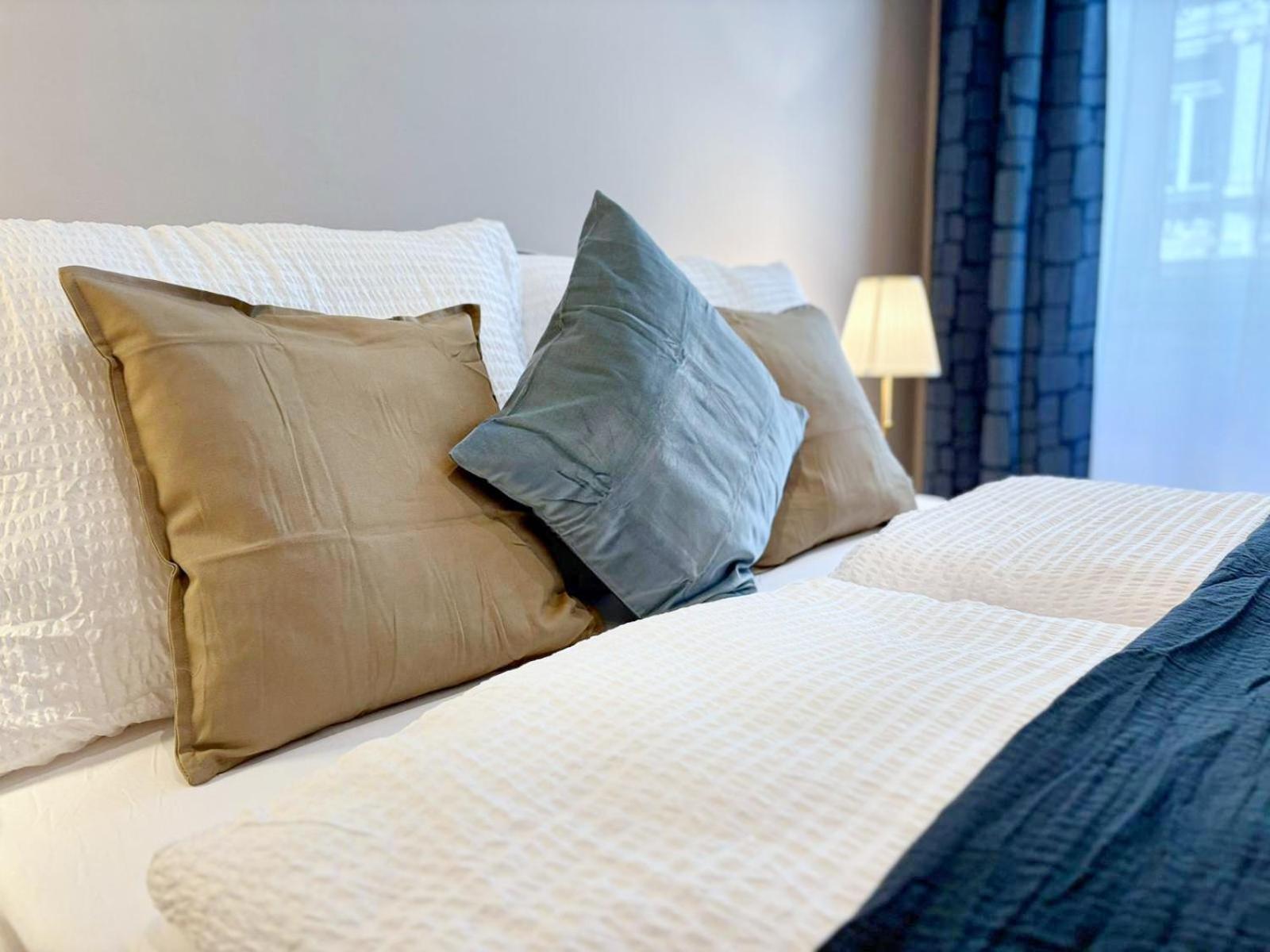 Spacious and Near Metro, Perfect for Groups of 14