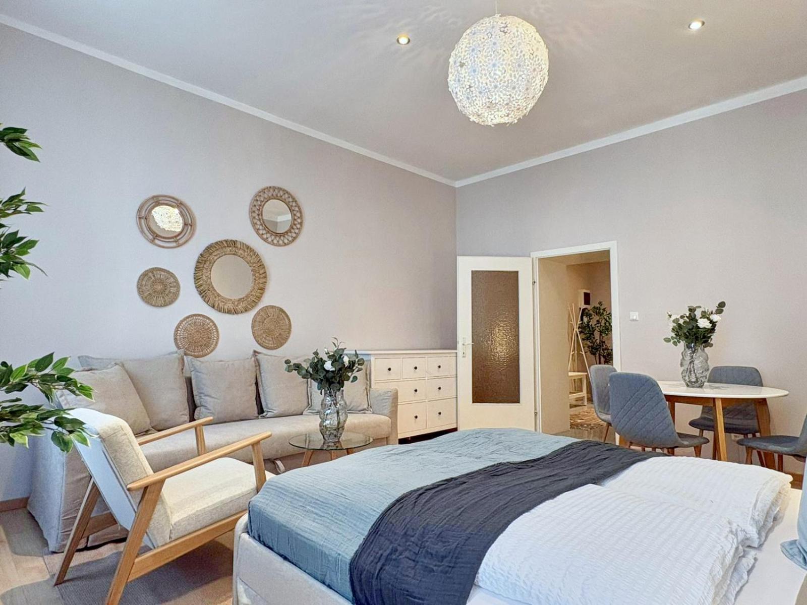 Spacious and Near Metro, Perfect for Groups of 14