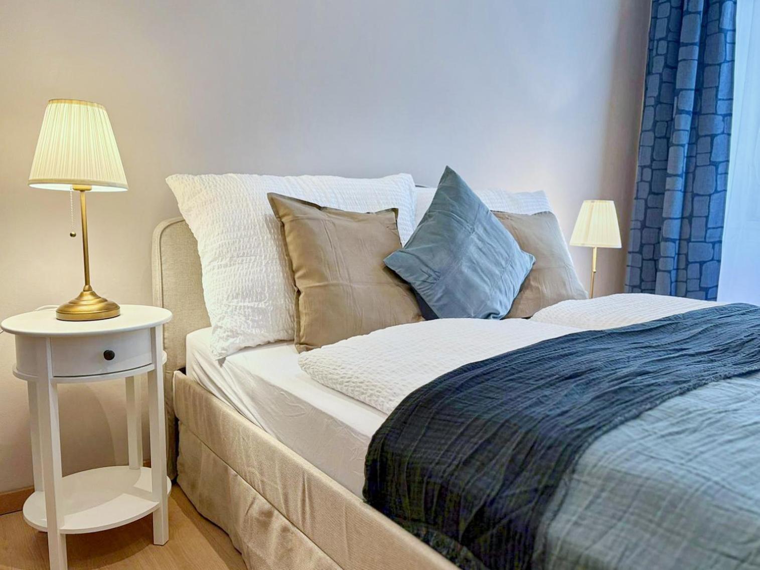 Spacious and Near Metro, Perfect for Groups of 14