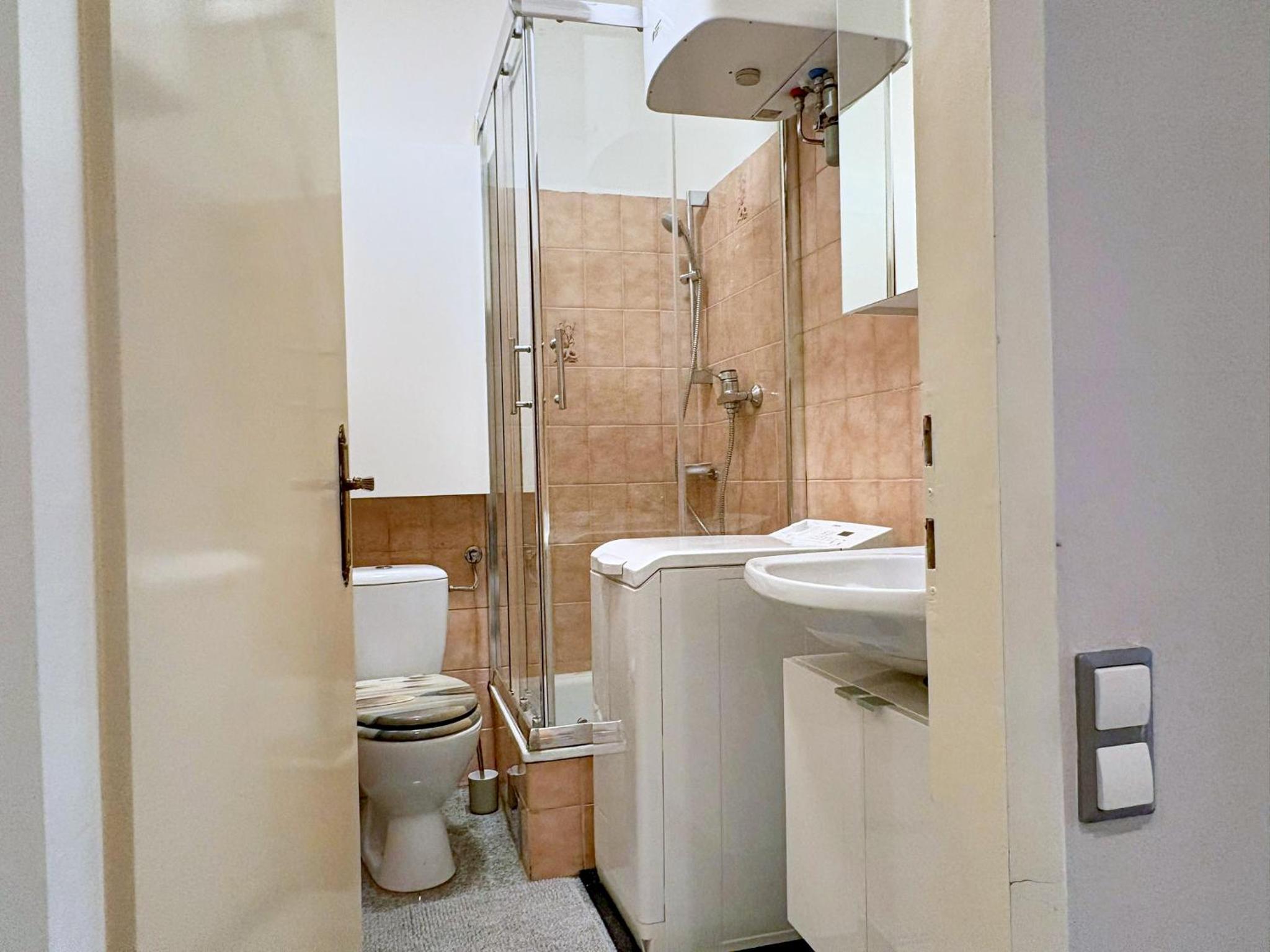 Spacious and Near Metro, Perfect for Groups of 14