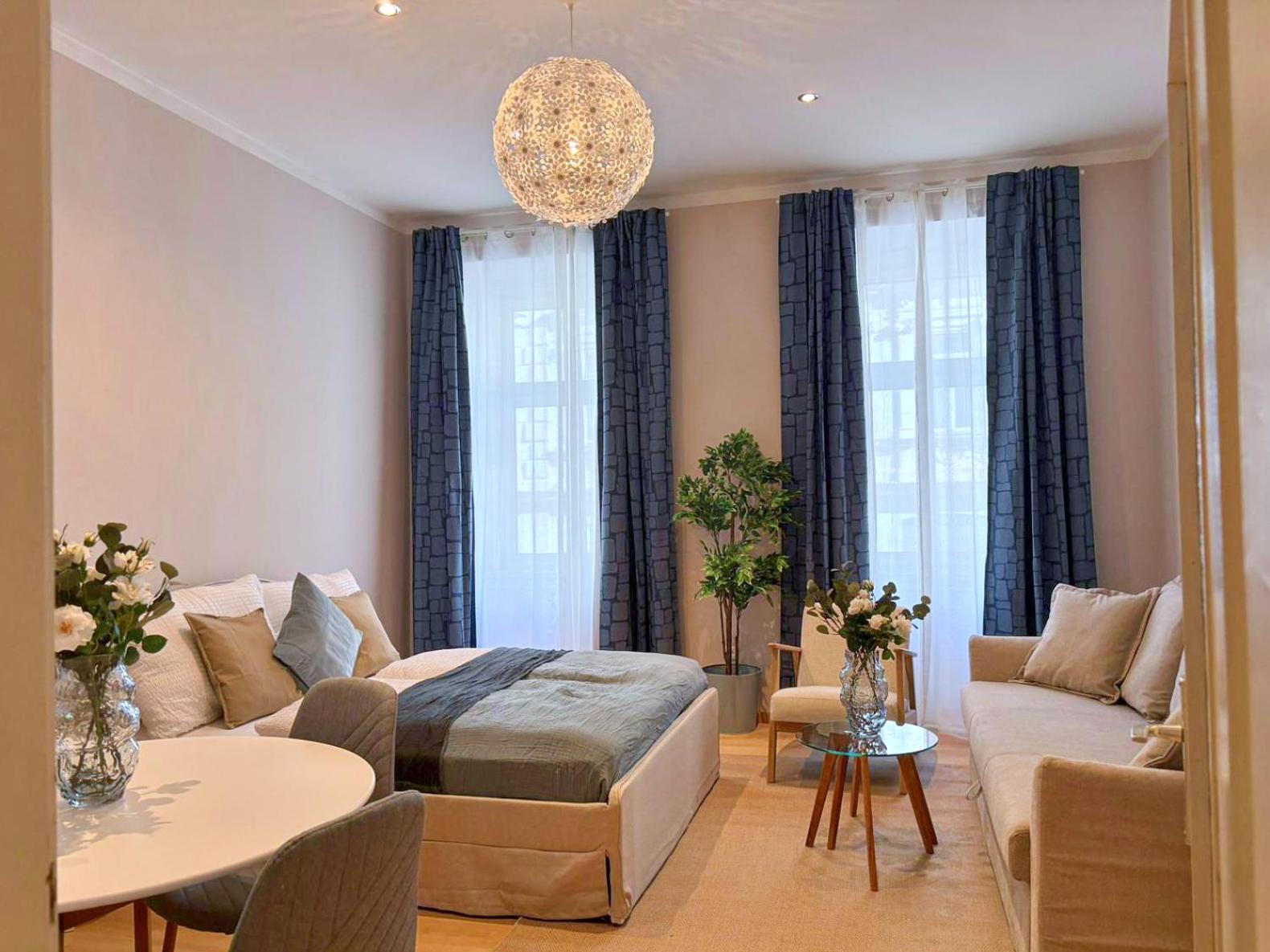 Spacious and Near Metro, Perfect for Groups of 14