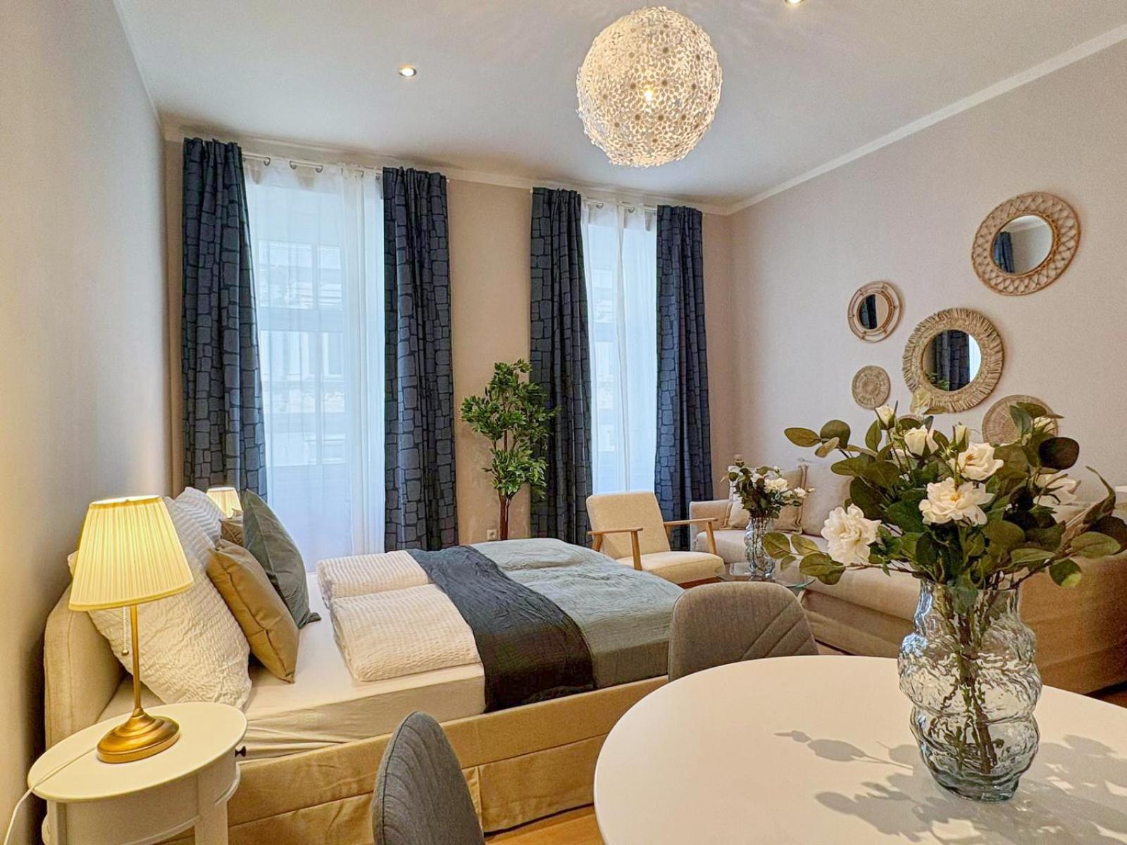 Spacious and Near Metro, Perfect for Groups of 14