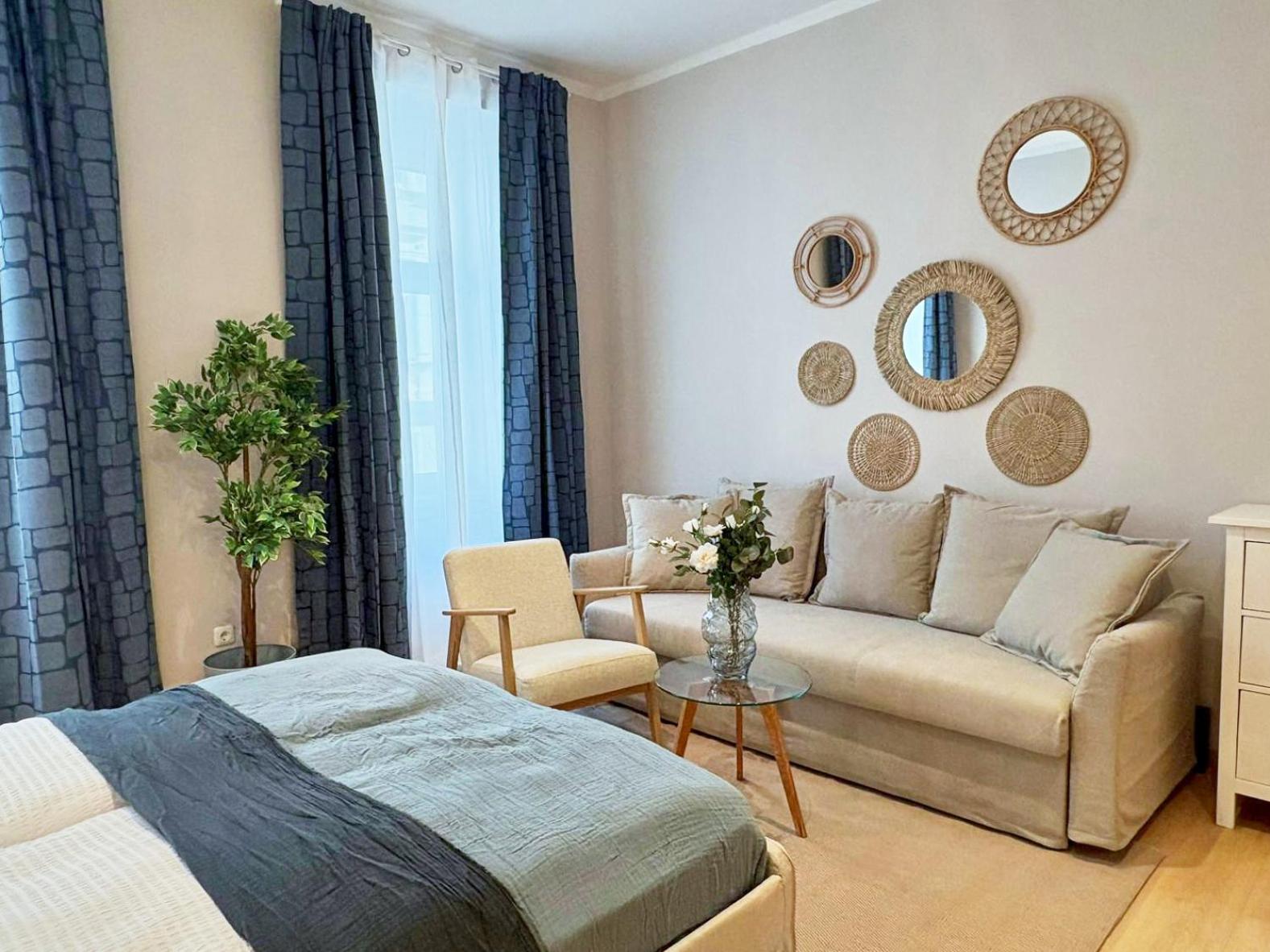 Spacious and Near Metro, Perfect for Groups of 14