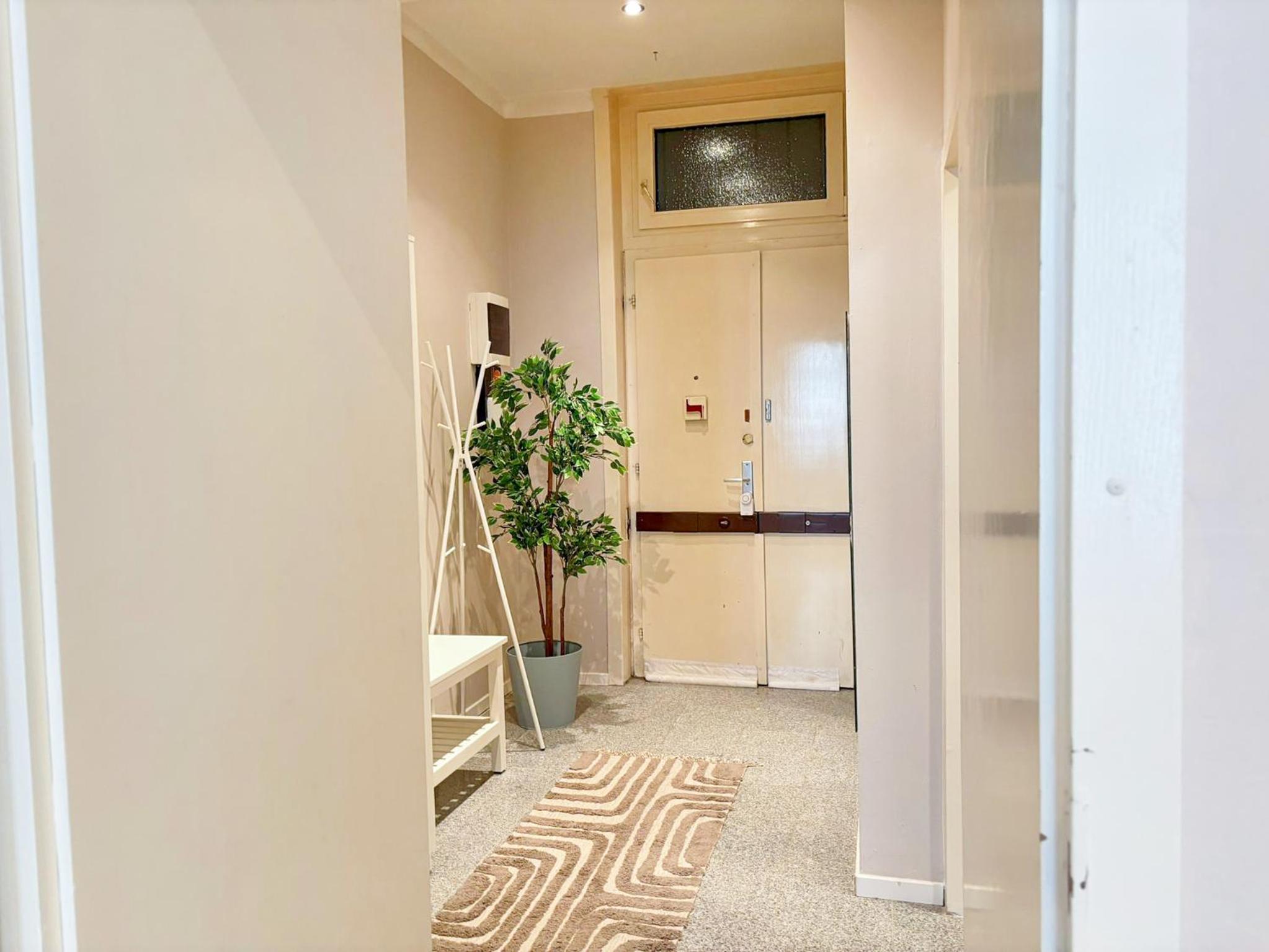 Spacious and Near Metro, Perfect for Groups of 14