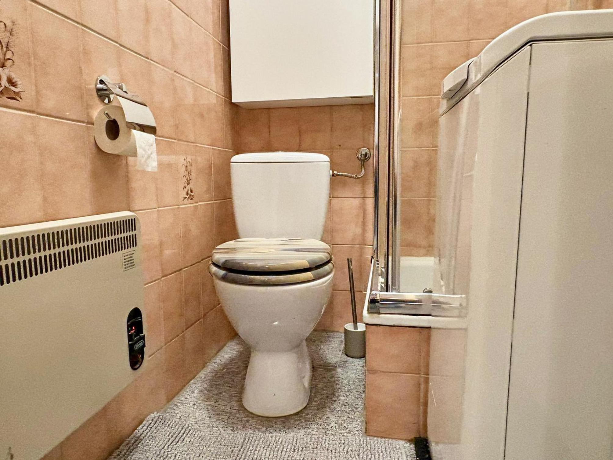 Spacious and Near Metro, Perfect for Groups of 14