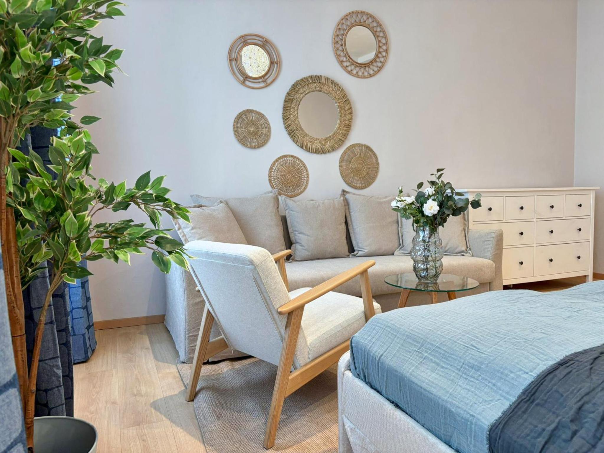 Spacious and Near Metro, Perfect for Groups of 14