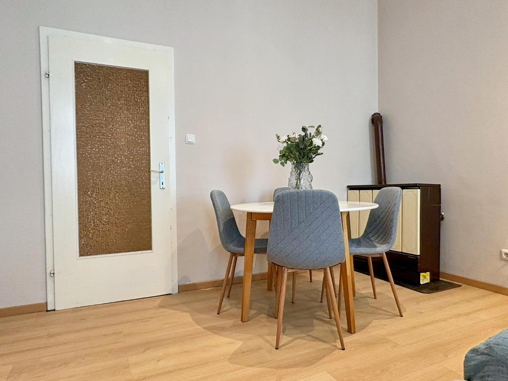Spacious and Near Metro, Perfect for Groups of 14