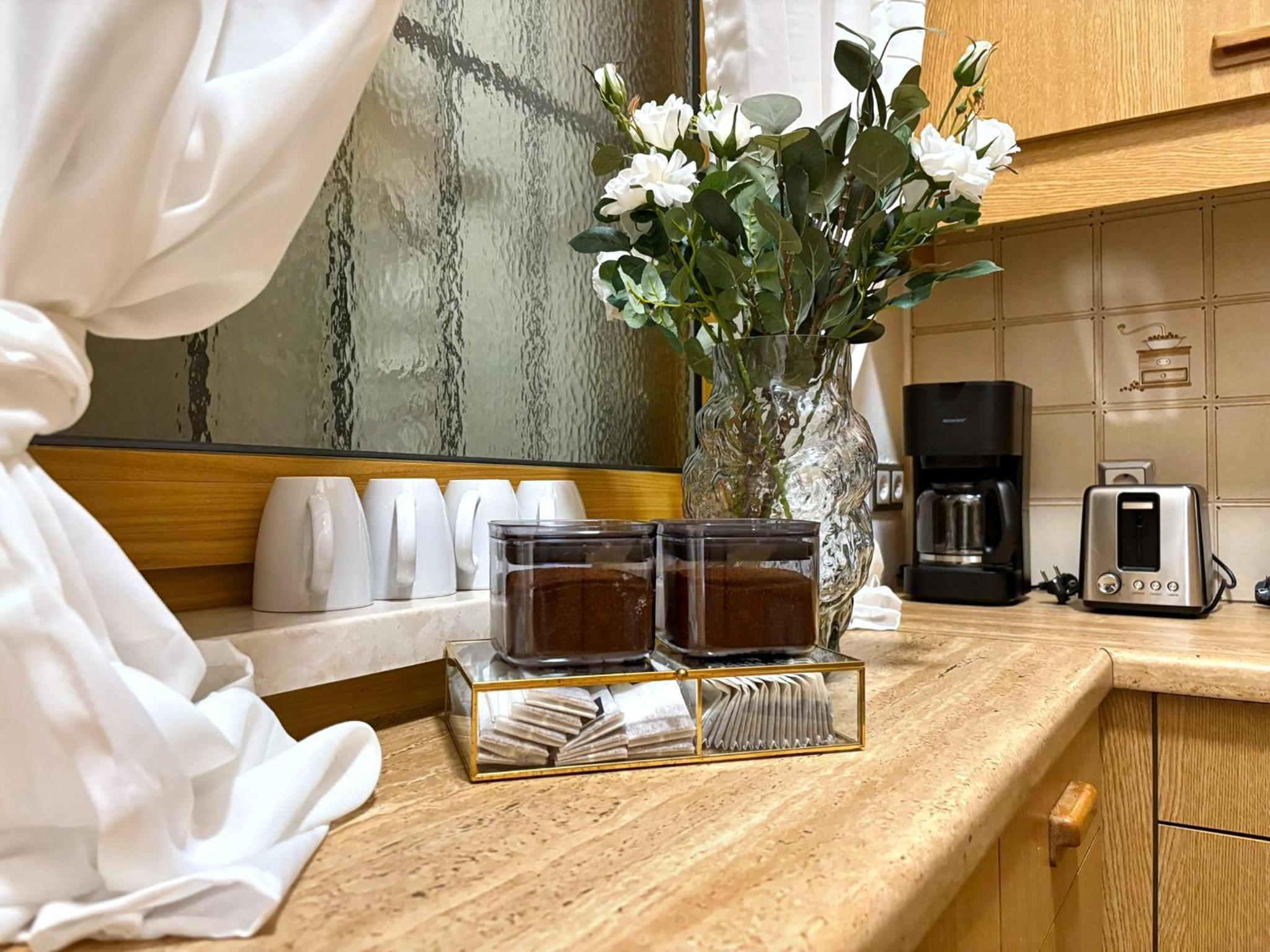 Spacious and Near Metro, Perfect for Groups of 14