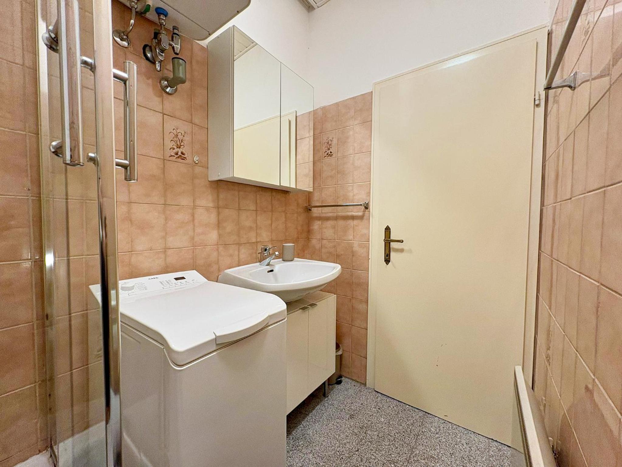 Spacious and Near Metro, Perfect for Groups of 14