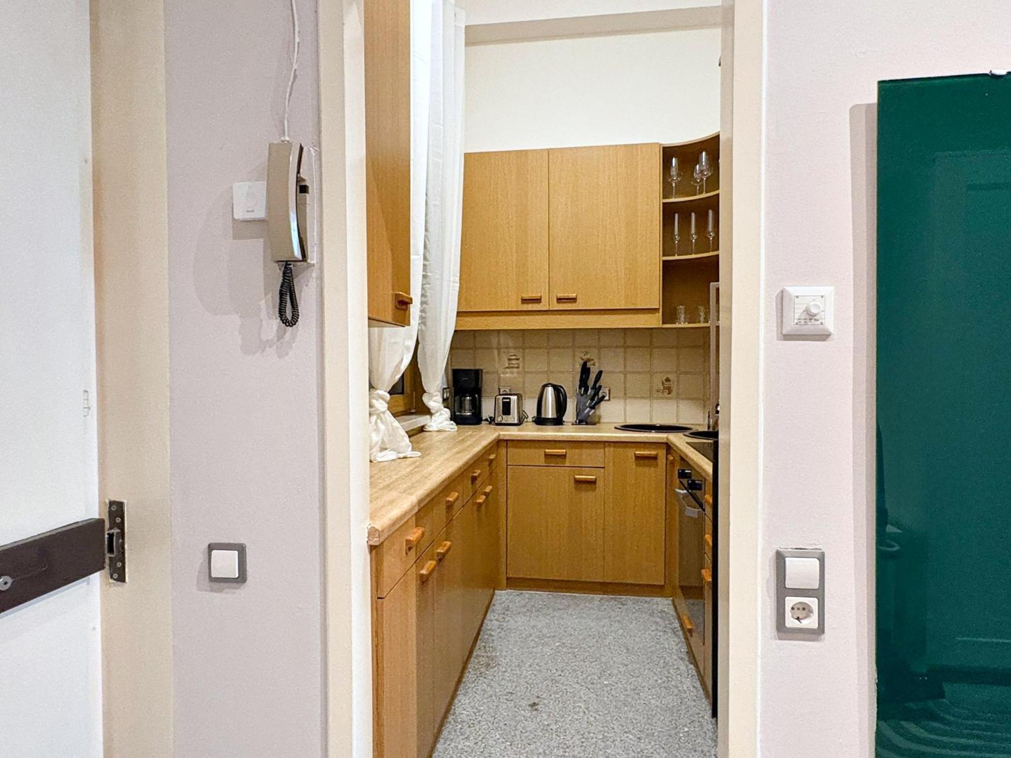 Spacious and Near Metro, Perfect for Groups of 14