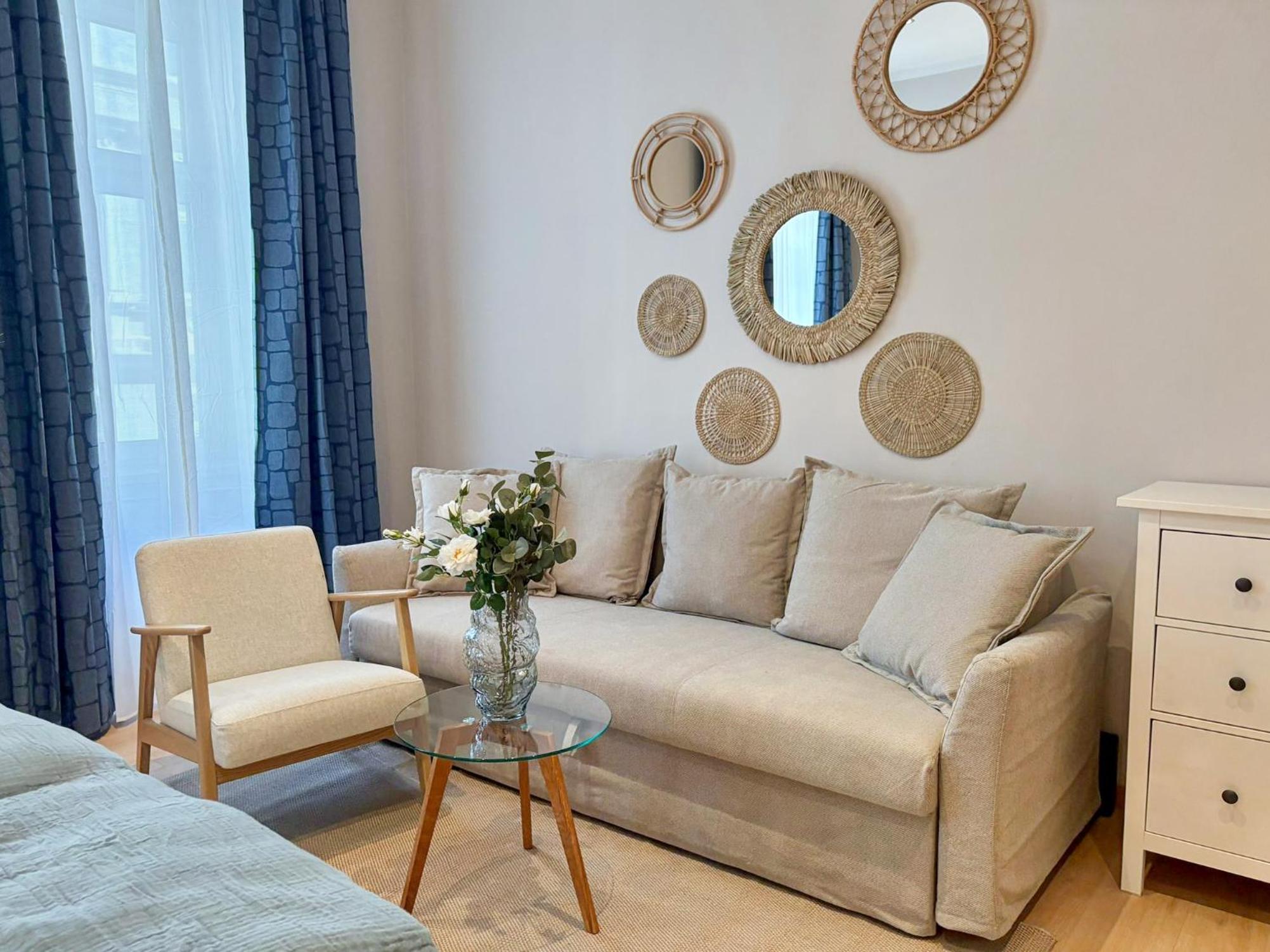 Spacious and Near Metro, Perfect for Groups of 14