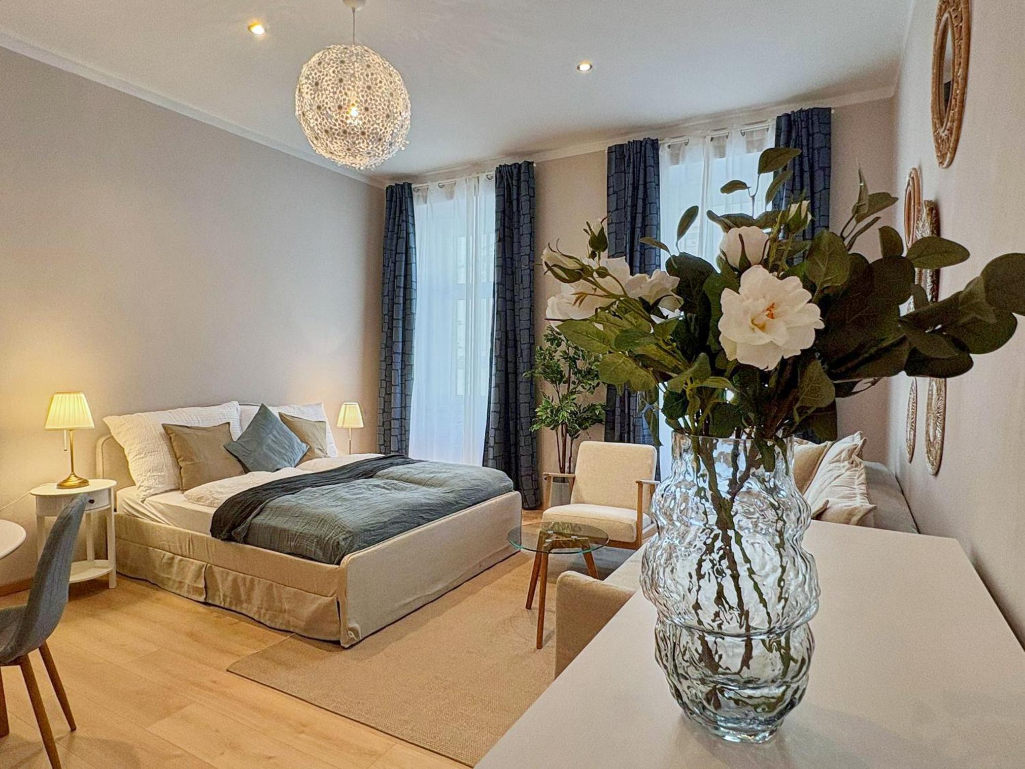 Spacious and Near Metro, Perfect for Groups of 14