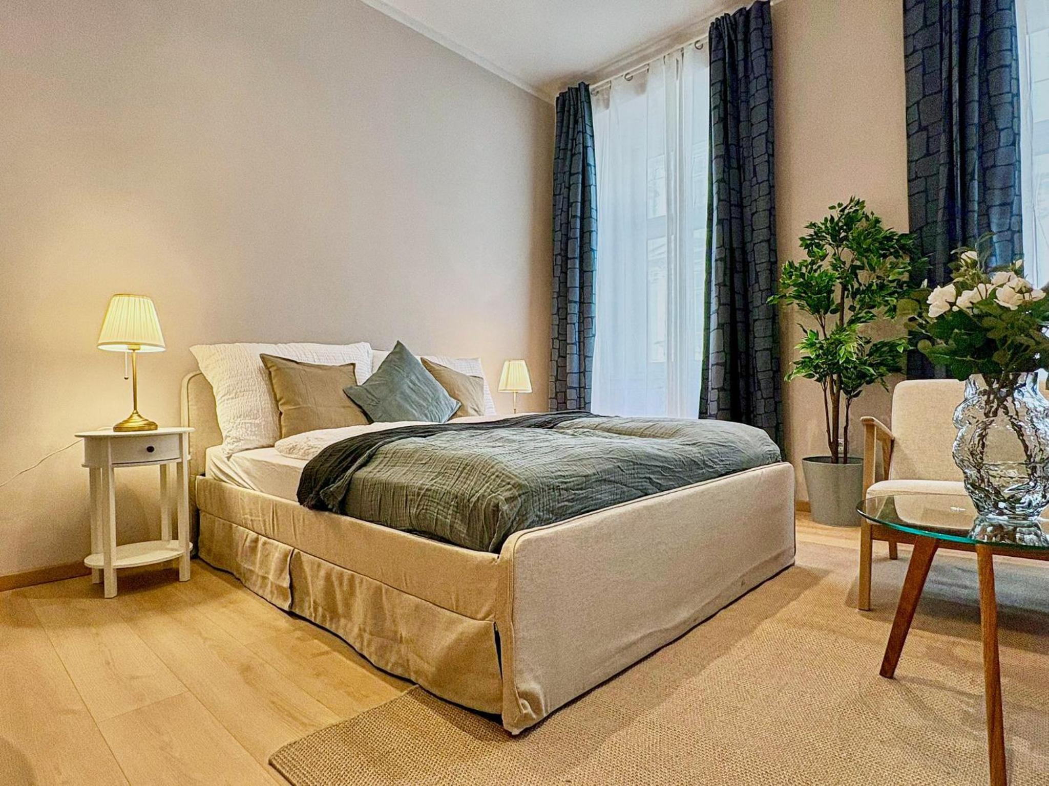 Spacious and Near Metro, Perfect for Groups of 14