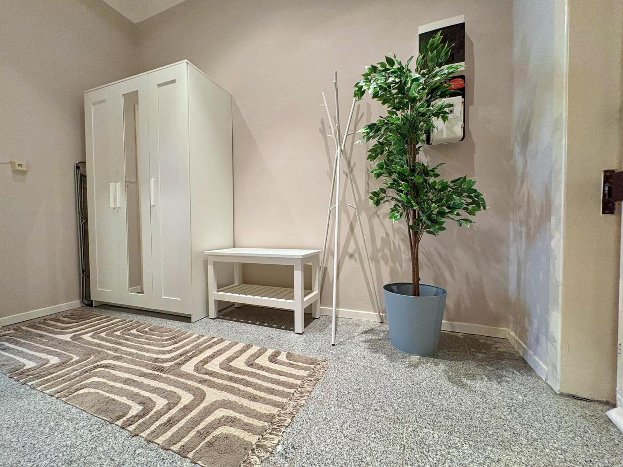Spacious and Near Metro, Perfect for Groups of 14